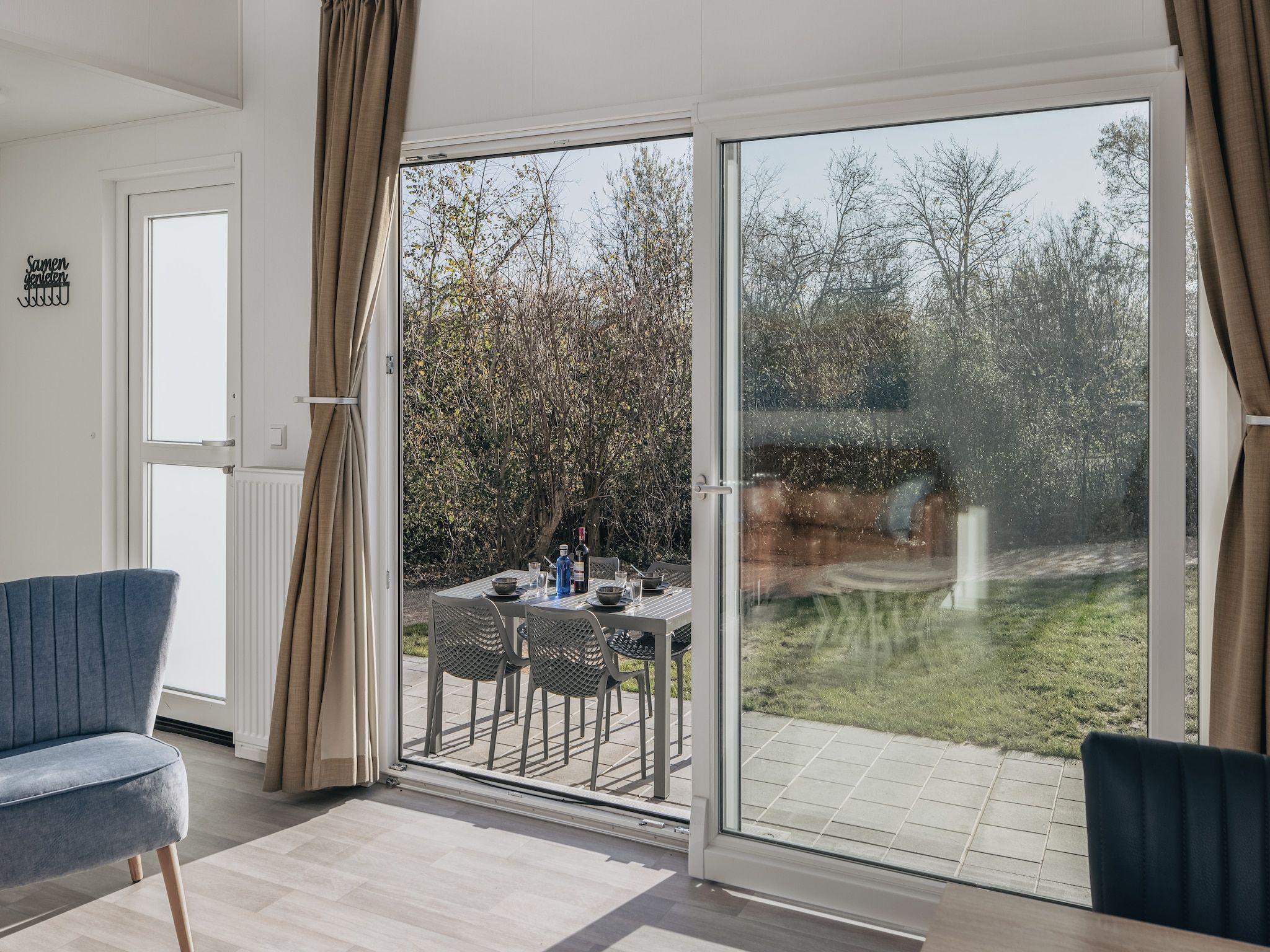 Het terras van Vakantiepark Hof Domburg 20 in Domburg