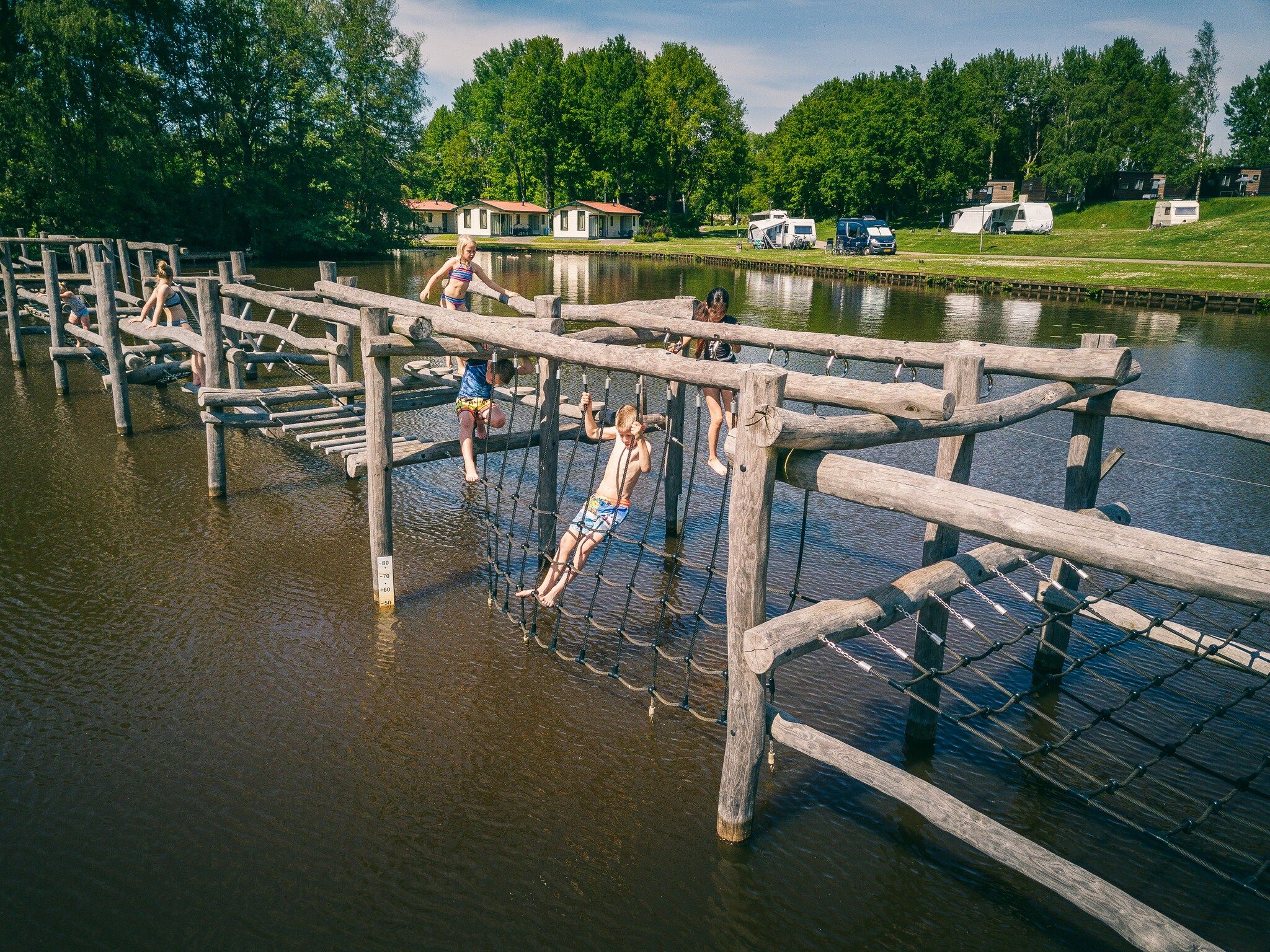 Parkfaciliteiten bij Hunzepark 13 in Gasselternijveen