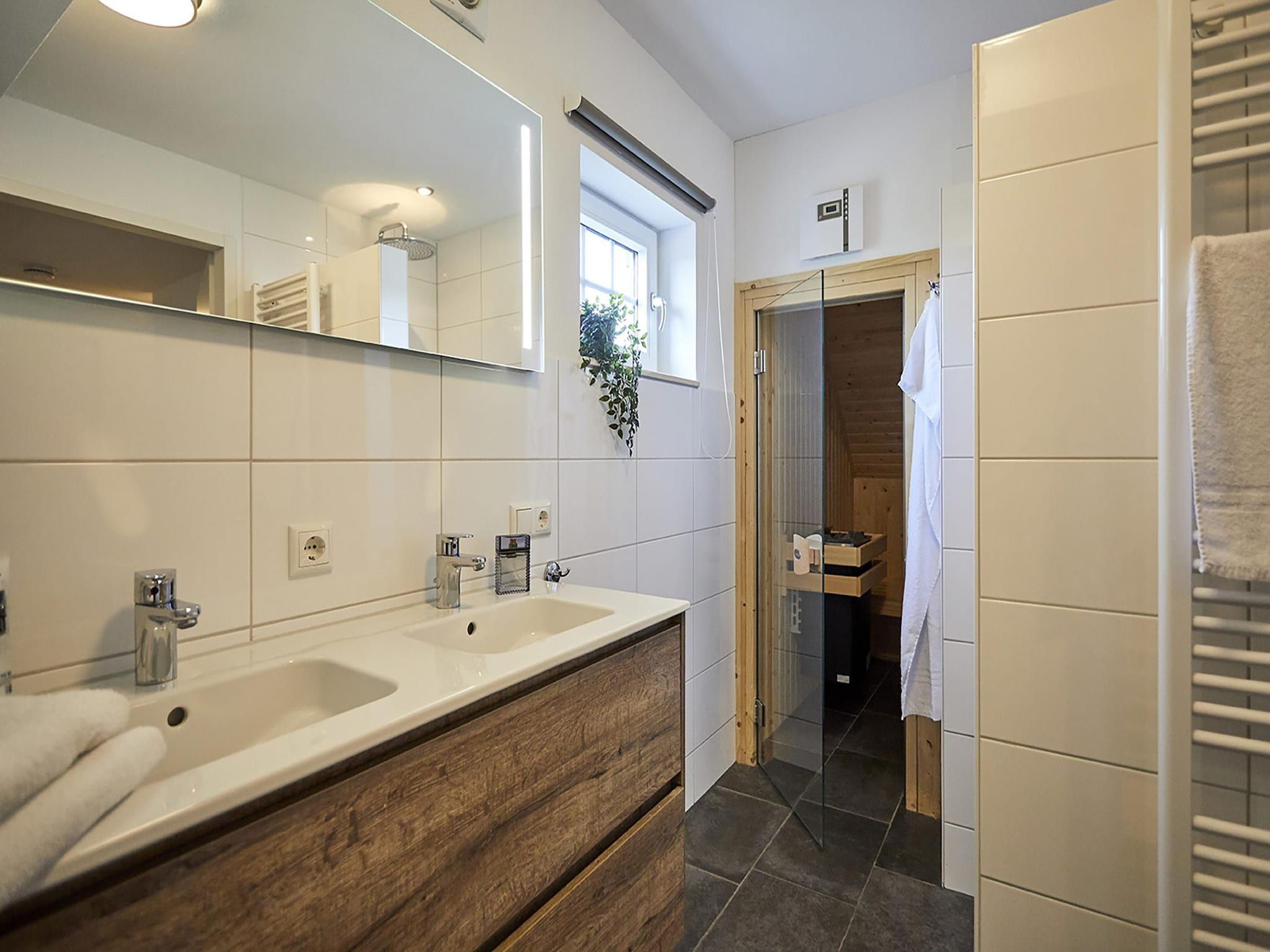 De badkamer van Buitenhof De Leistert 31 in Roggel