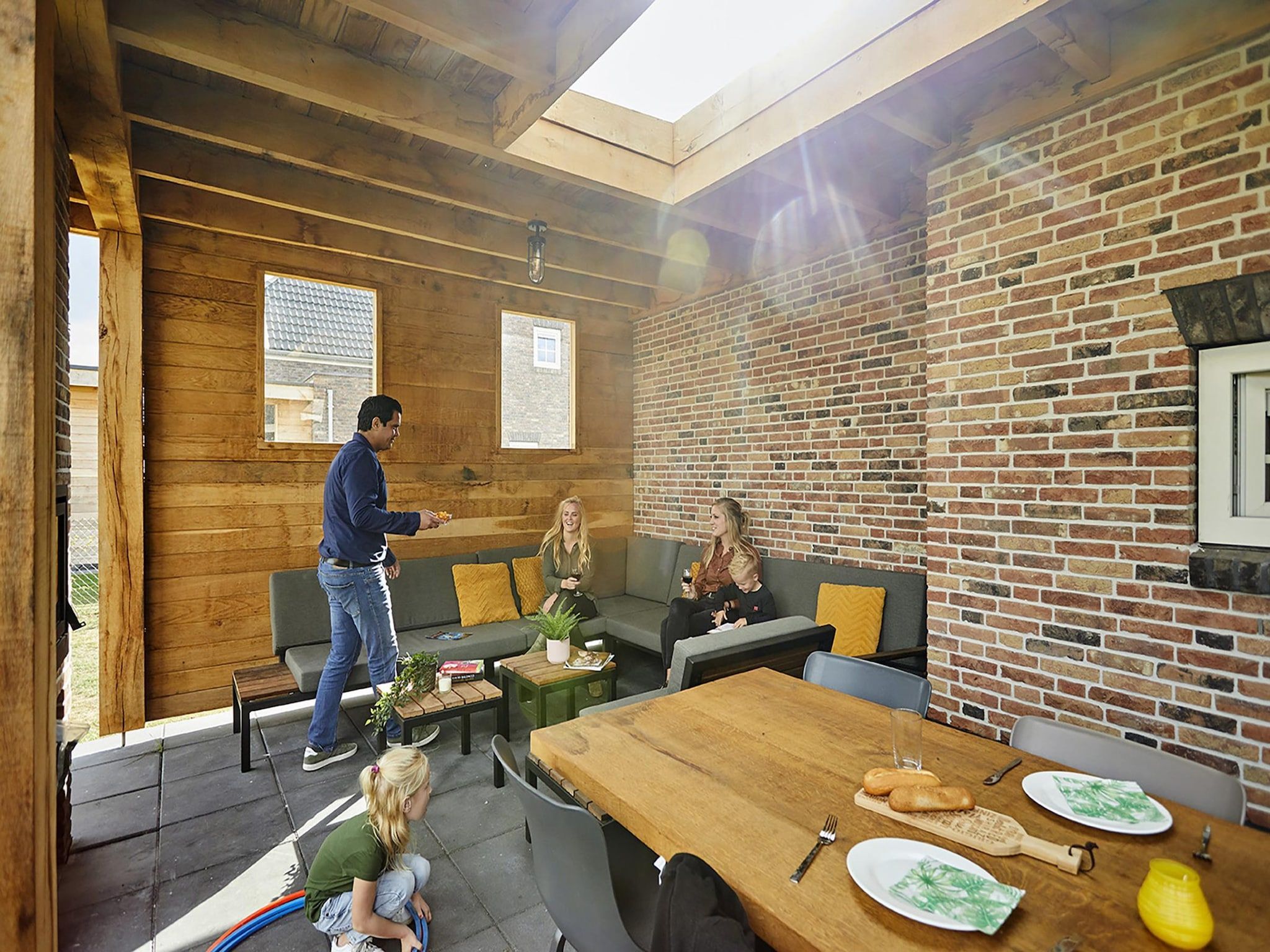 Het terras van Buitenhof De Leistert 31 in Roggel