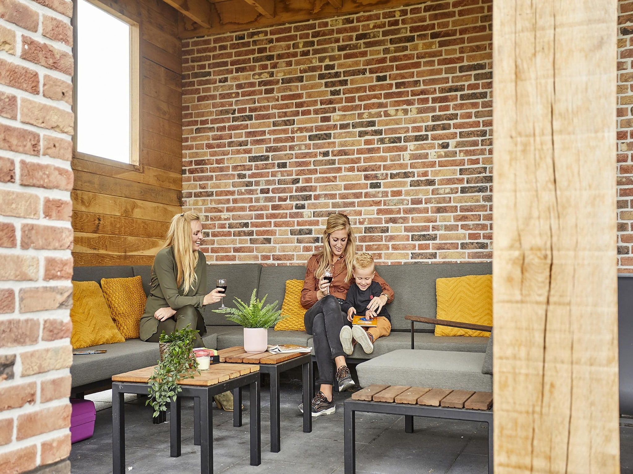 Het terras van Buitenhof De Leistert 32 in Roggel