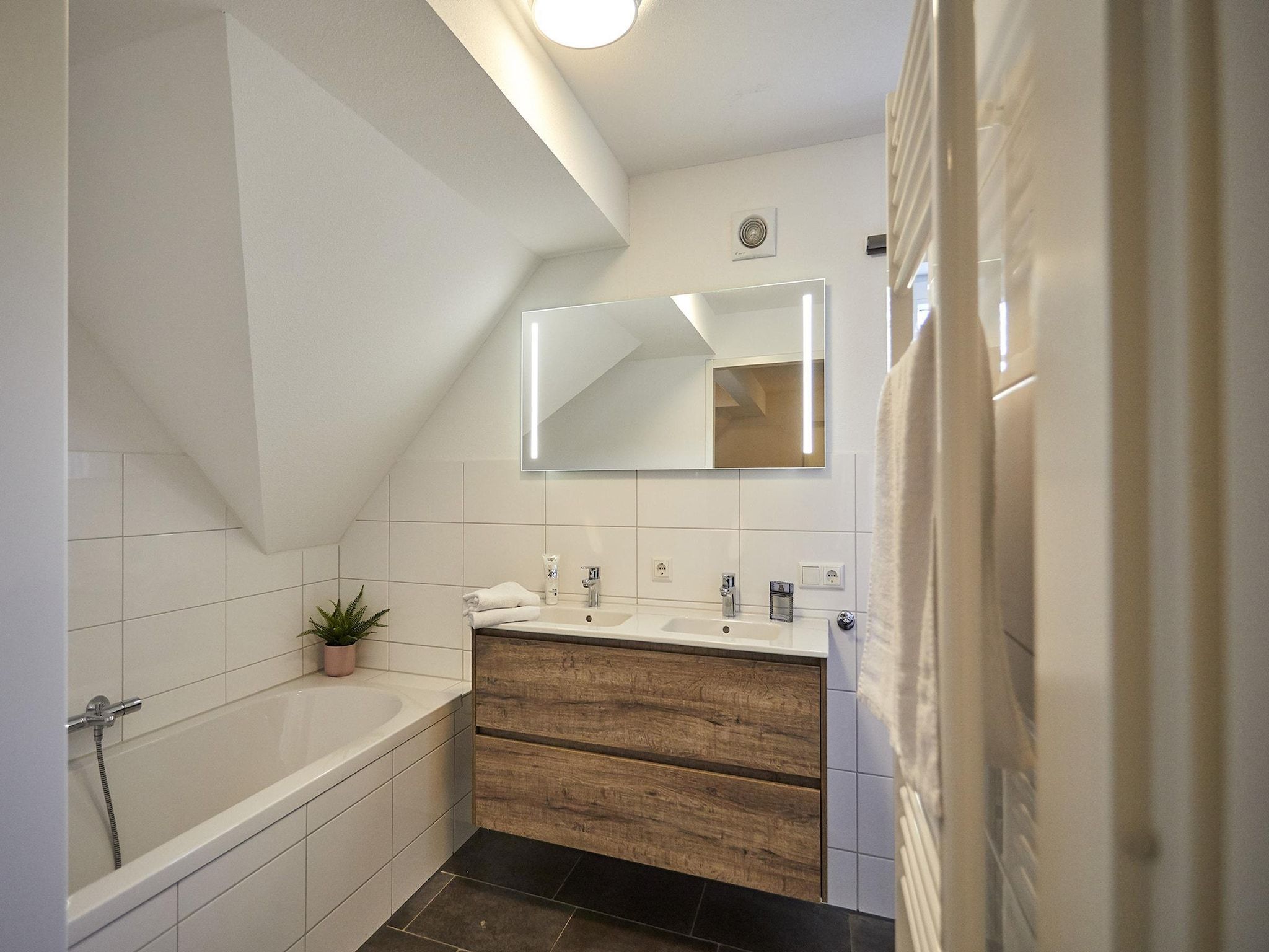 De badkamer van Buitenhof De Leistert 32 in Roggel