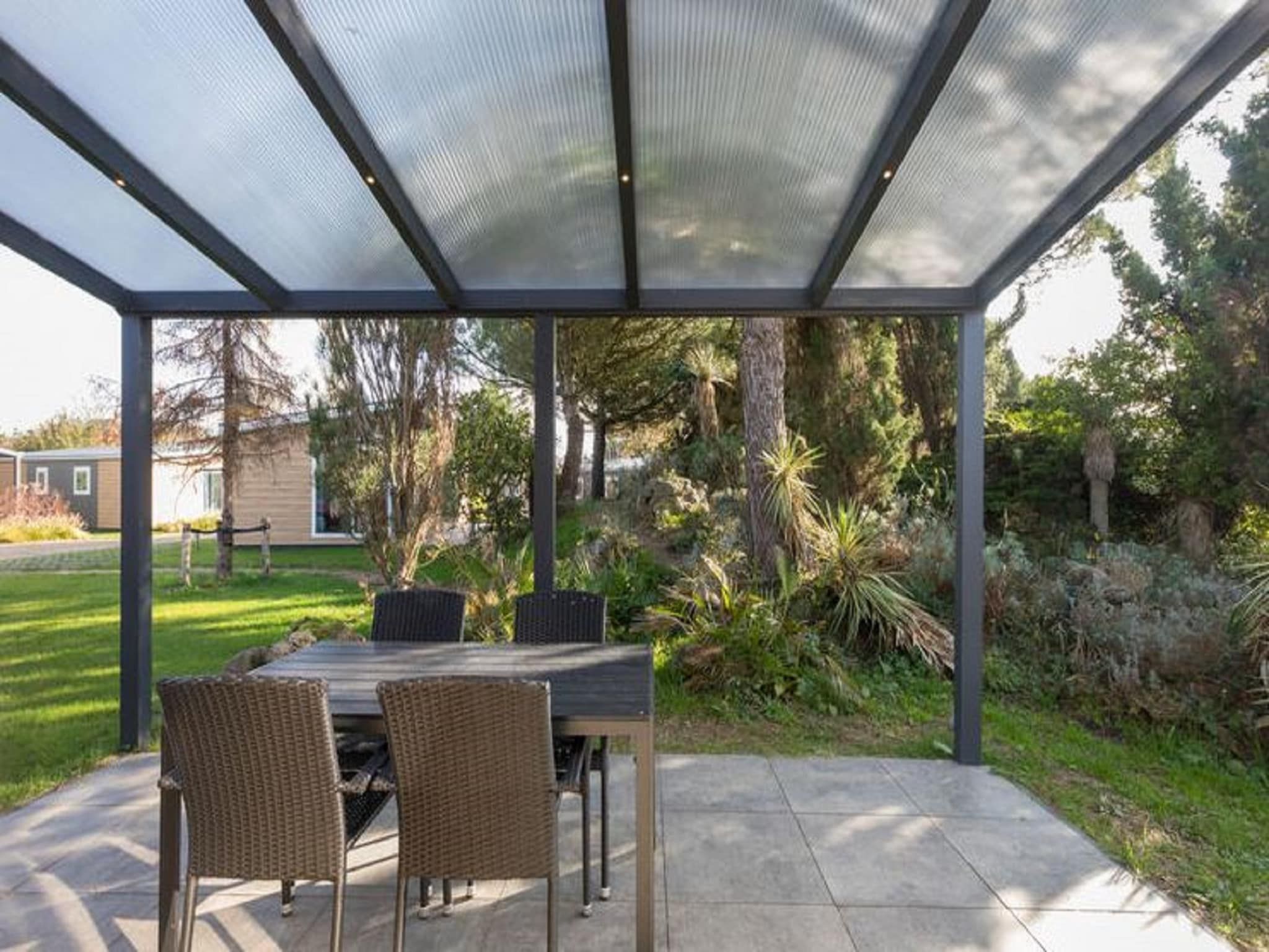 Het terras van Fort den Haak - Chalet 1 tm 15  hond in Vrouwenpolder