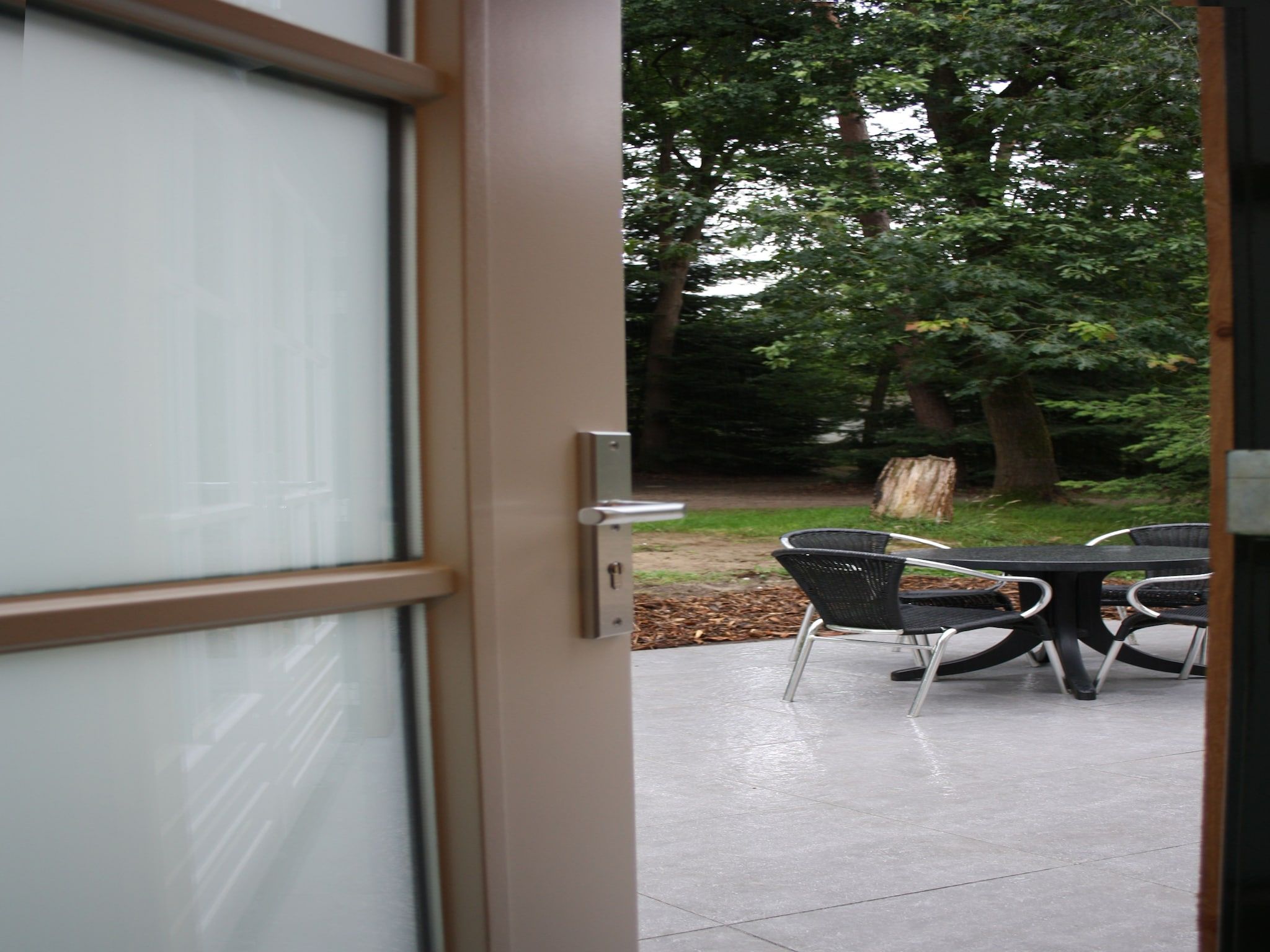 Het terras van Vakantiepark Herperduin 16 in Herpen