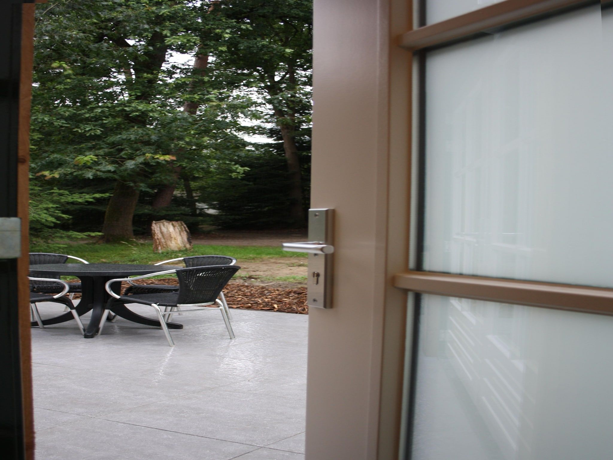 Het terras van Vakantiepark Herperduin 16 in Herpen