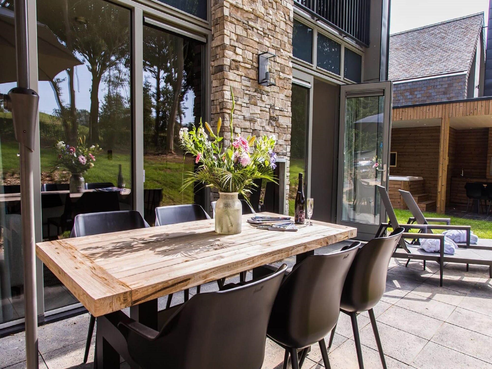 Het terras van Resort Maastricht 26 in Maastricht