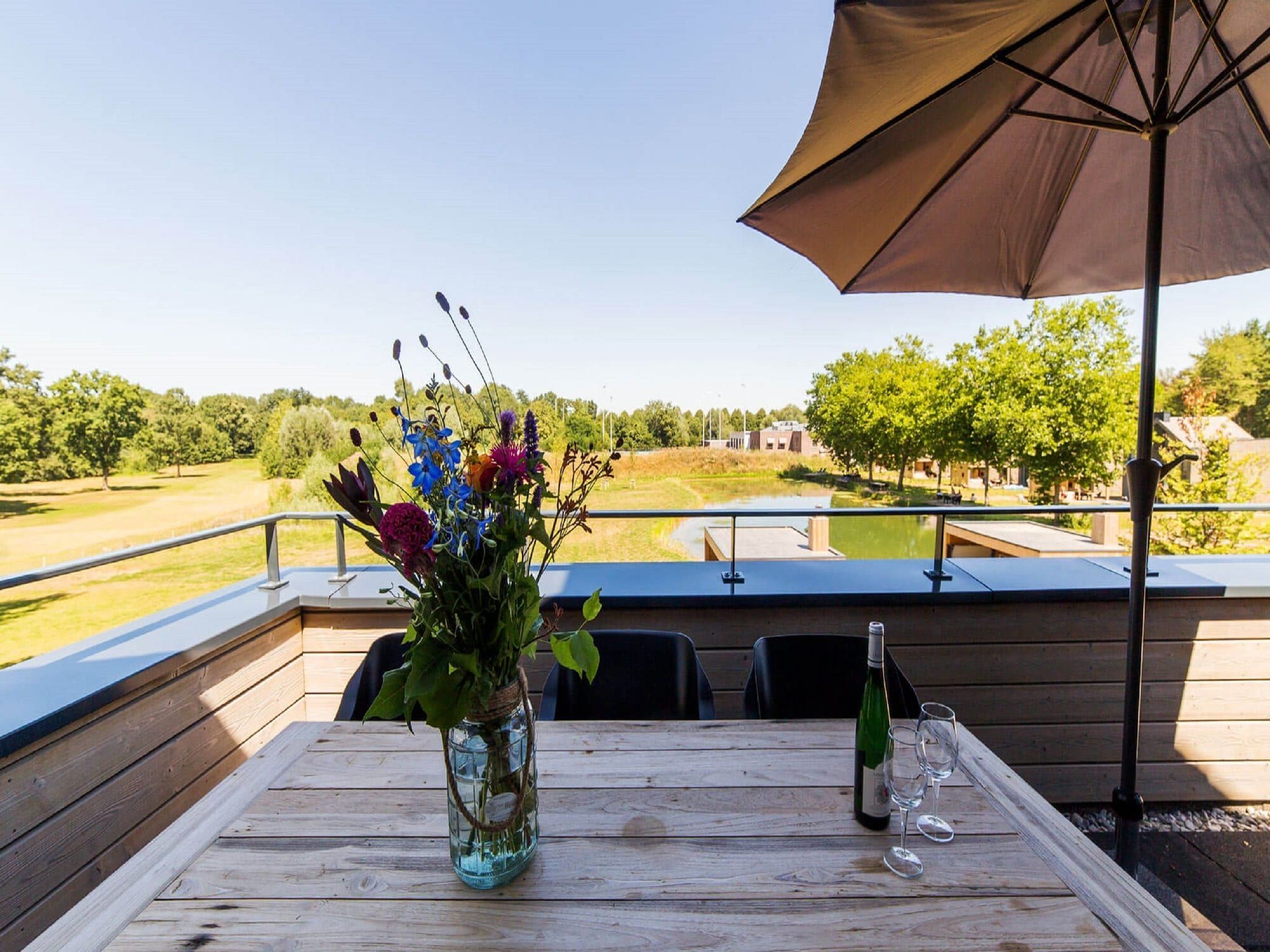 Het terras van Resort Maastricht 27 in Maastricht