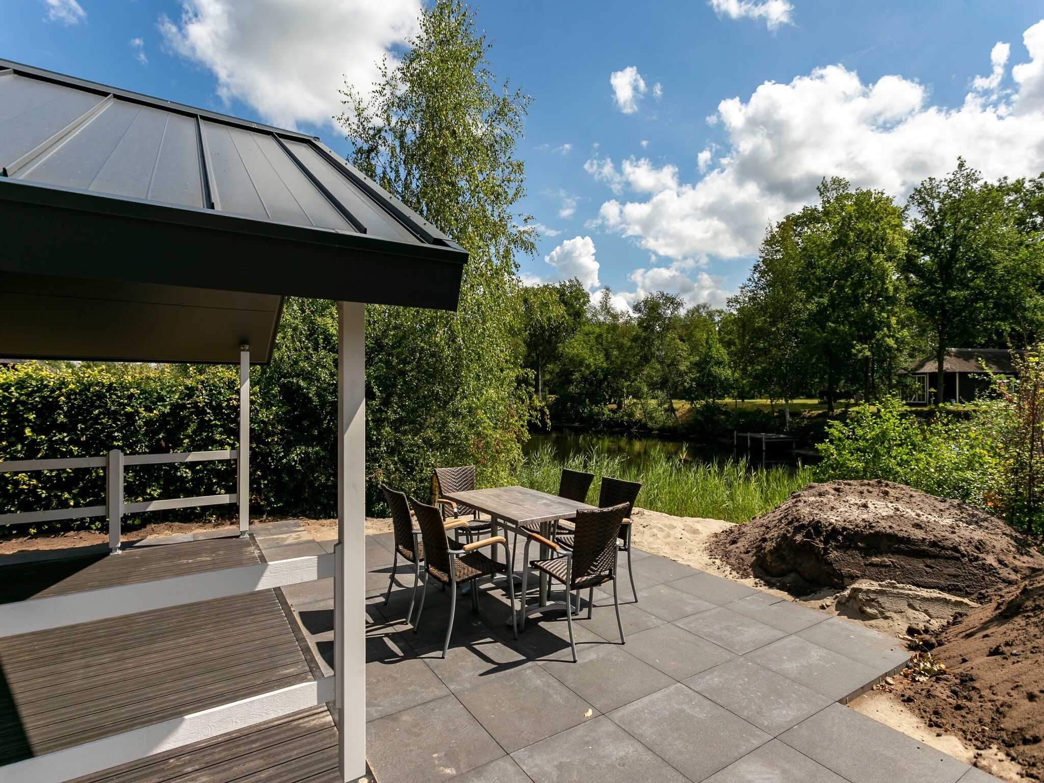 Het terras van Recreatiepark Tolplas 16 in Hoge Hexel