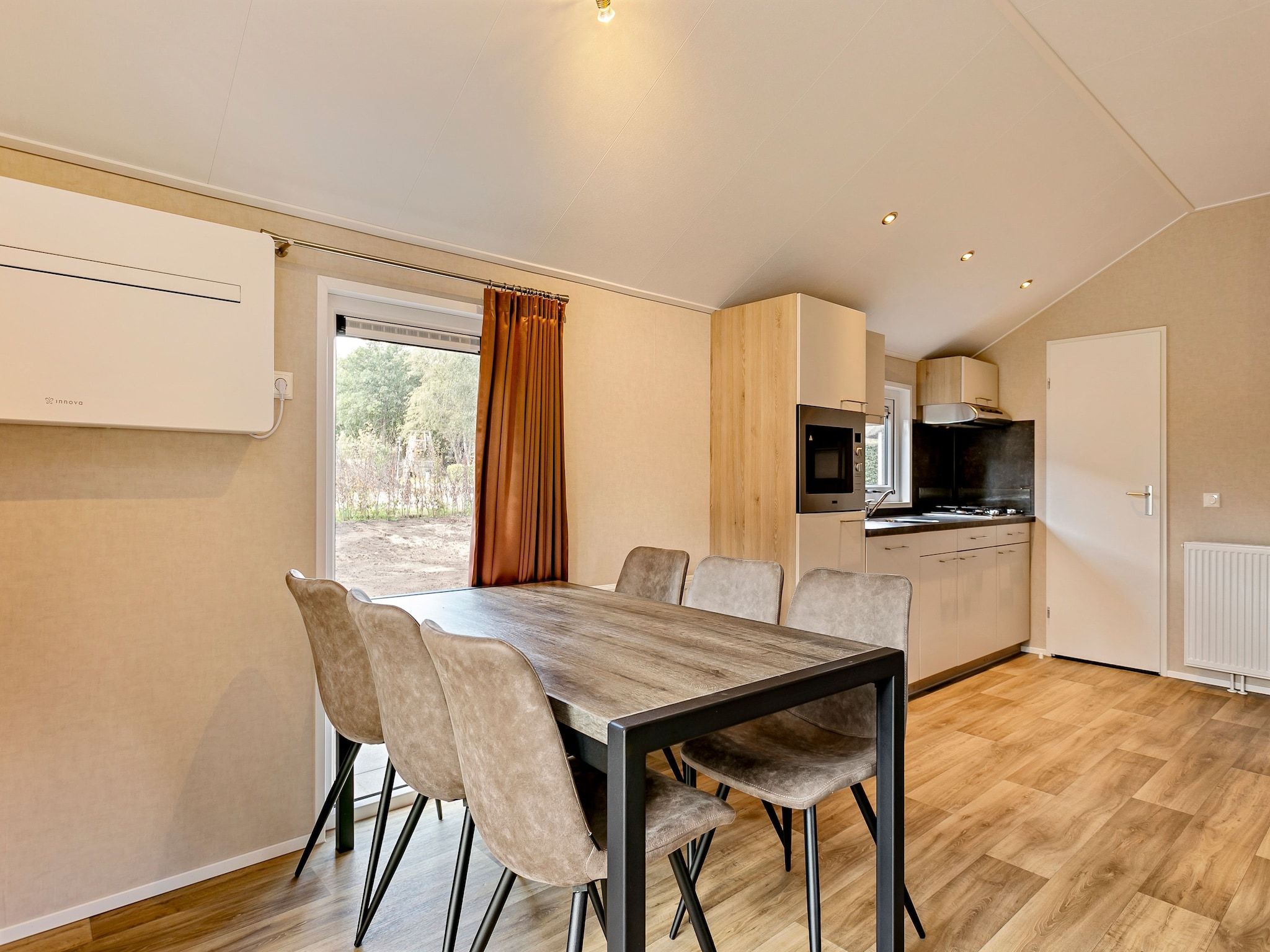 De eetkamer van Recreatiepark Tolplas 16 in Hoge Hexel