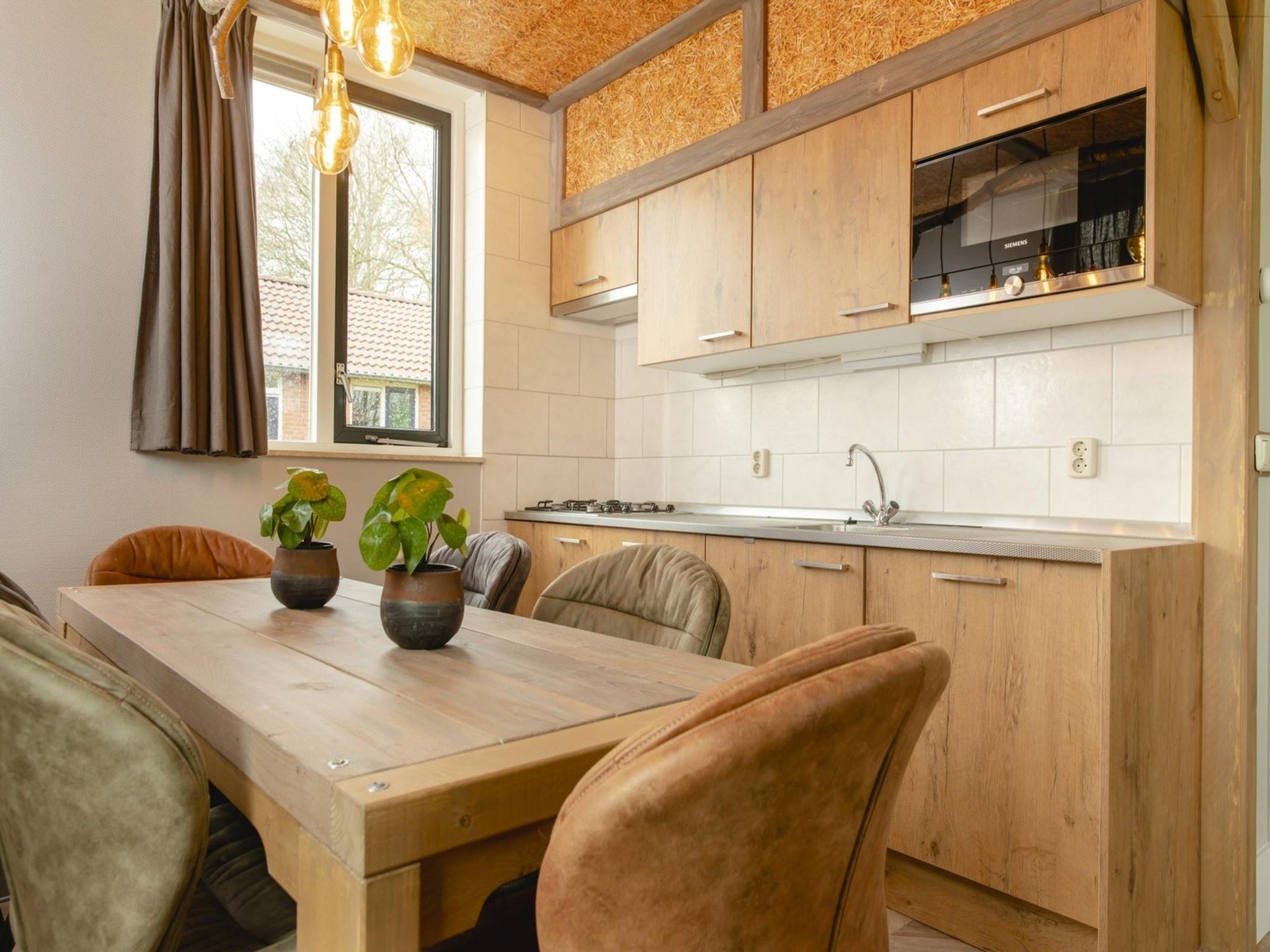 De eetkamer van Vakantiepark Mölke 18 in Zuna