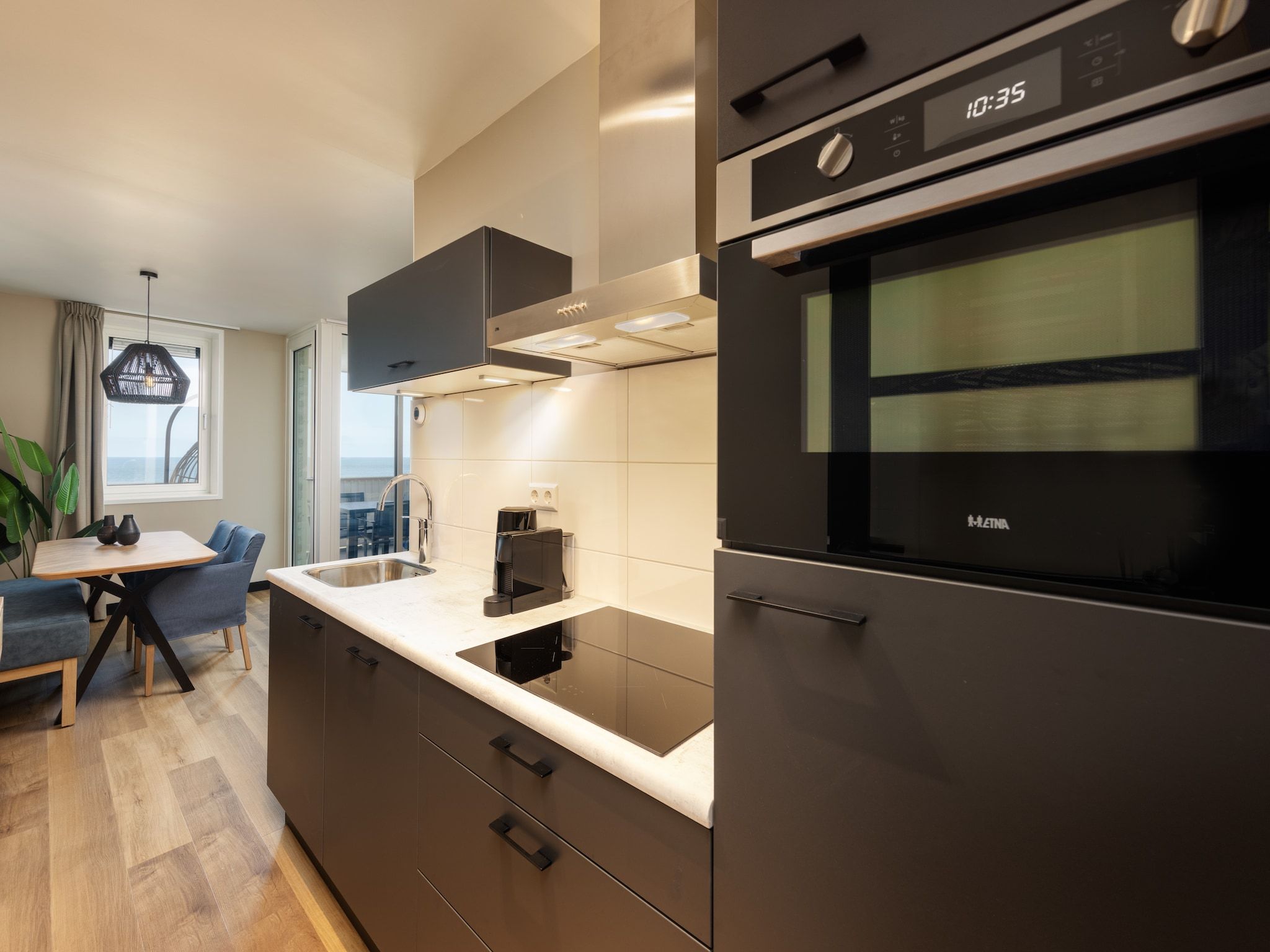 De keuken van Residentie de Graaf van Egmont 12 in Egmond aan zee