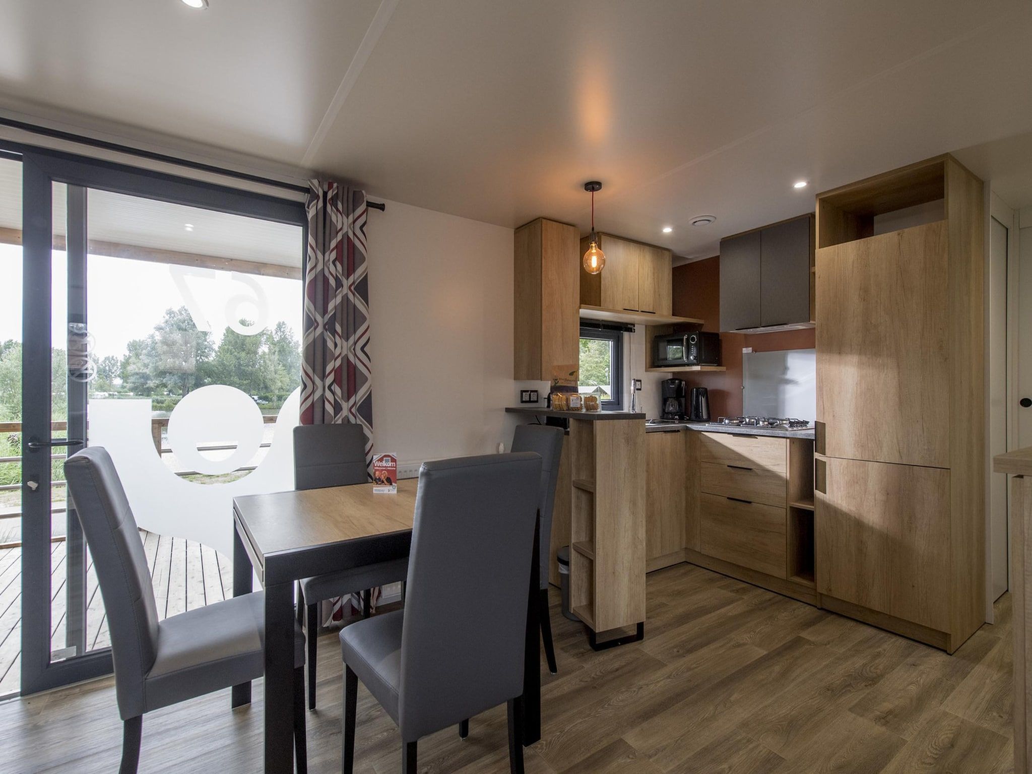 De eetkamer van Vakantiepark Eiland van Maurik 7 in Maurik