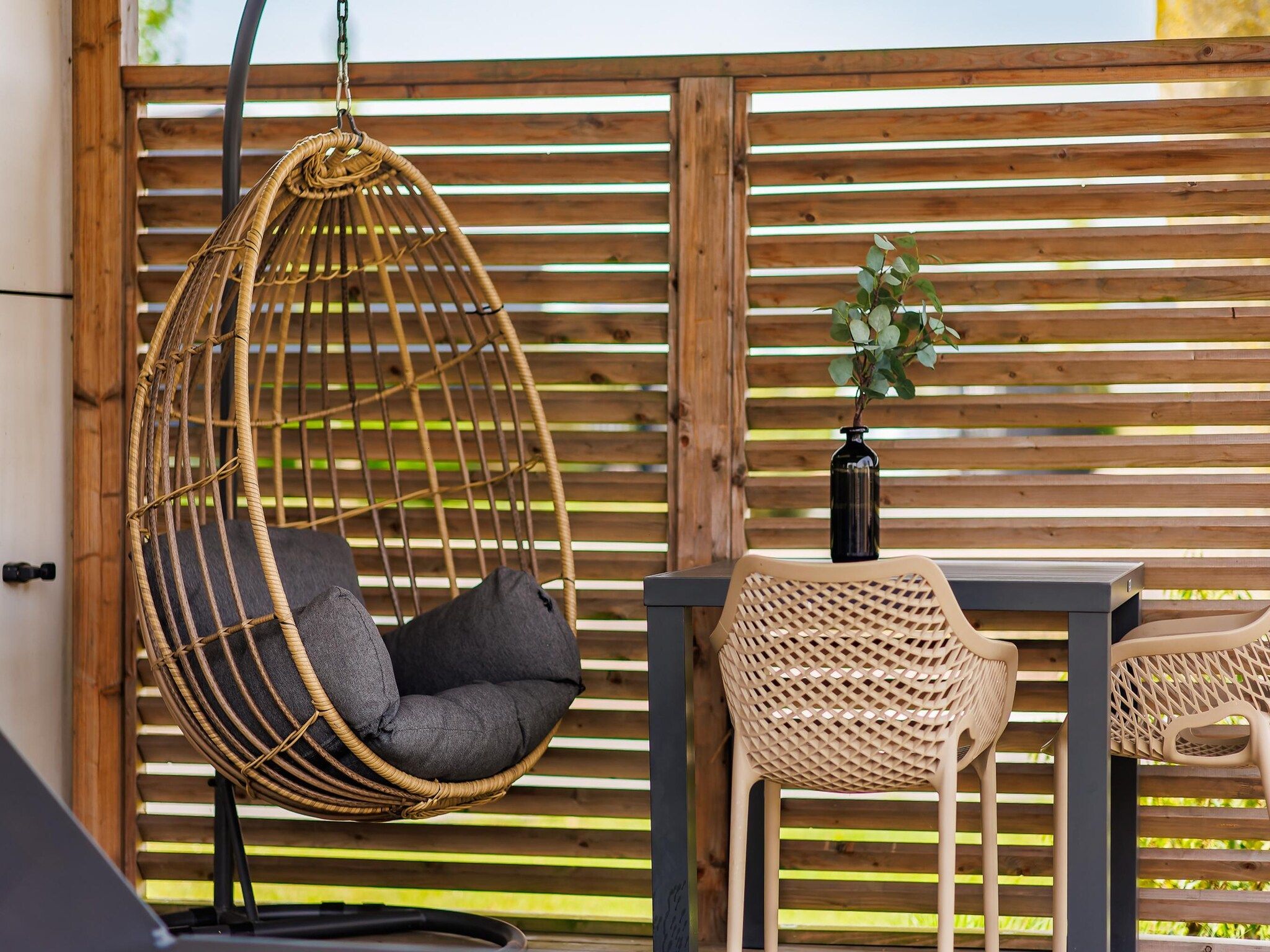 Het terras van Vakantiepark Eiland van Maurik 8 in Maurik