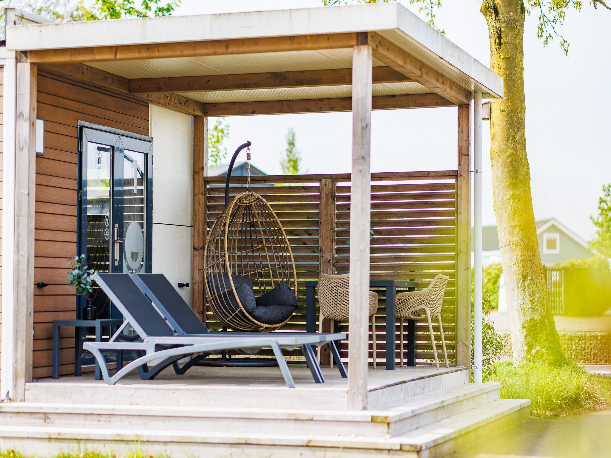 Het terras van Vakantiepark Eiland van Maurik 8 in Maurik