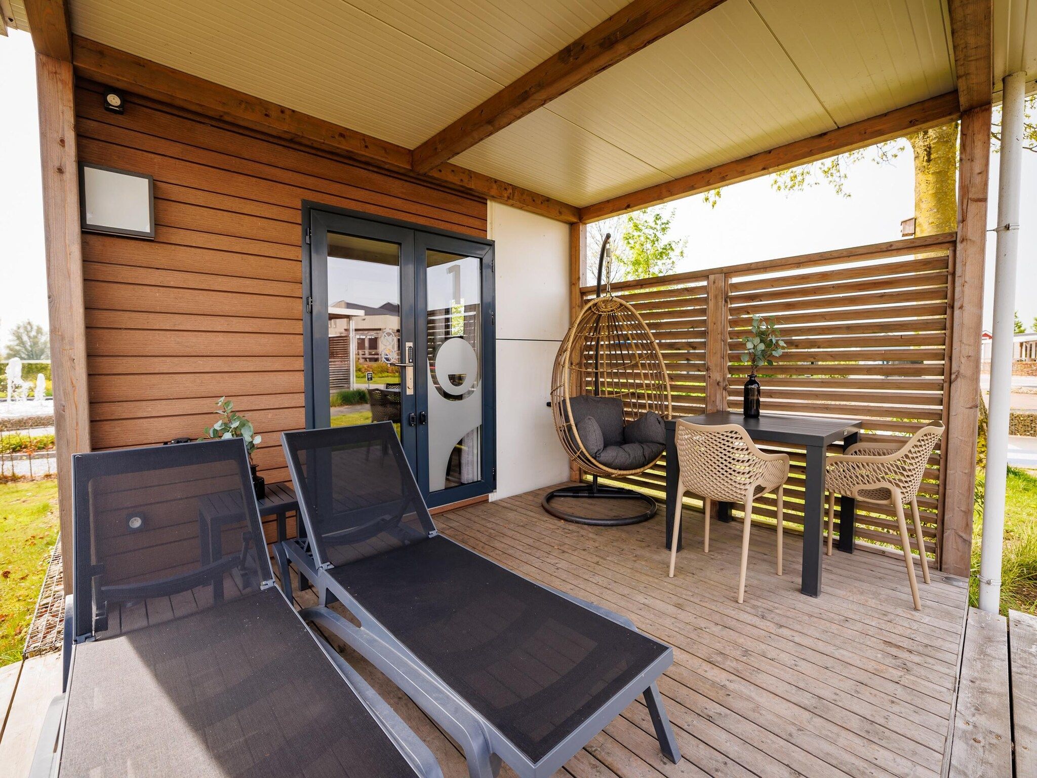 Het terras van Vakantiepark Eiland van Maurik 8 in Maurik