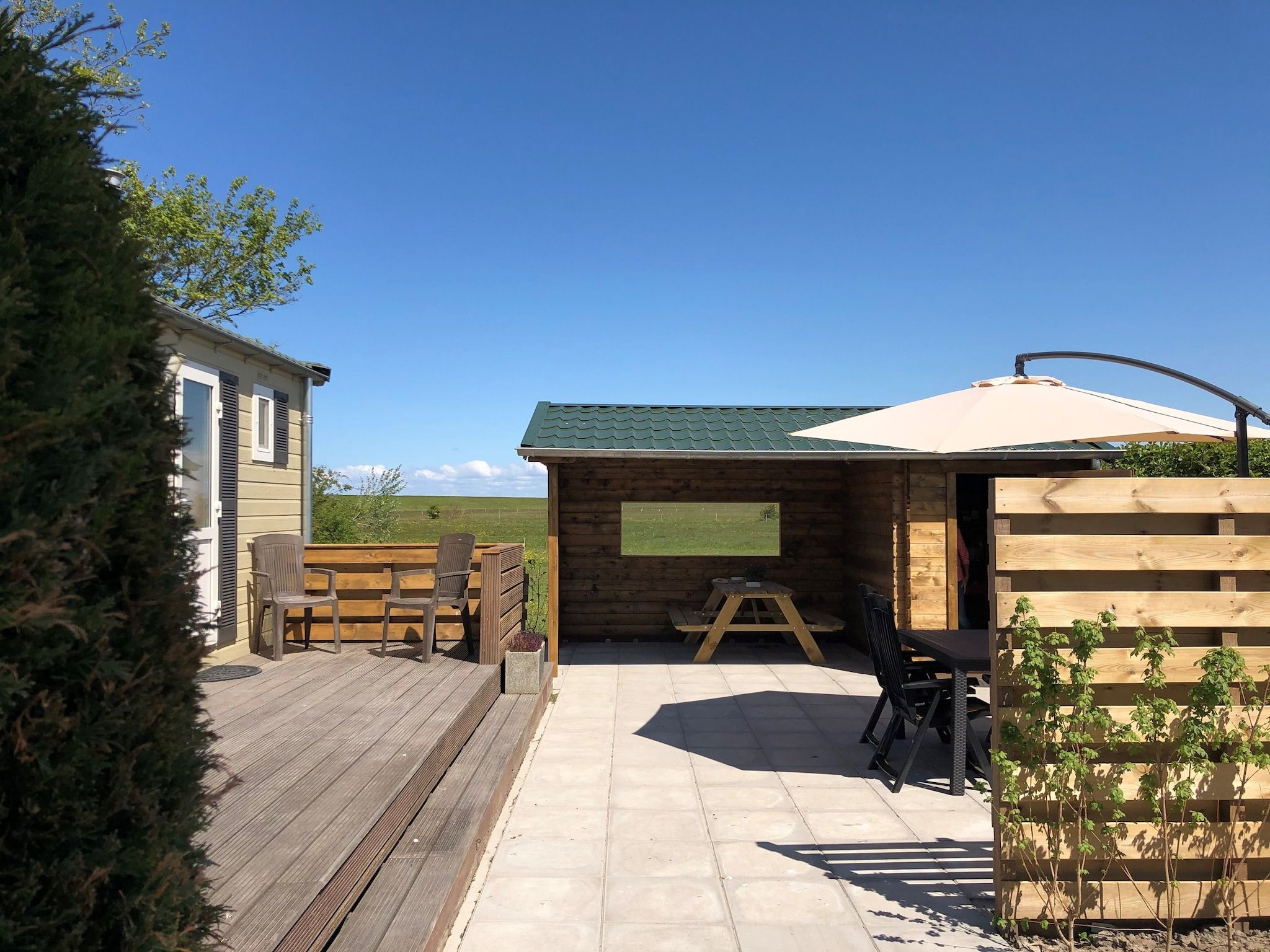 Het terras van Recreatiepark Wiringherlant - Wiringher Chalet 1 in Hippolytushoef