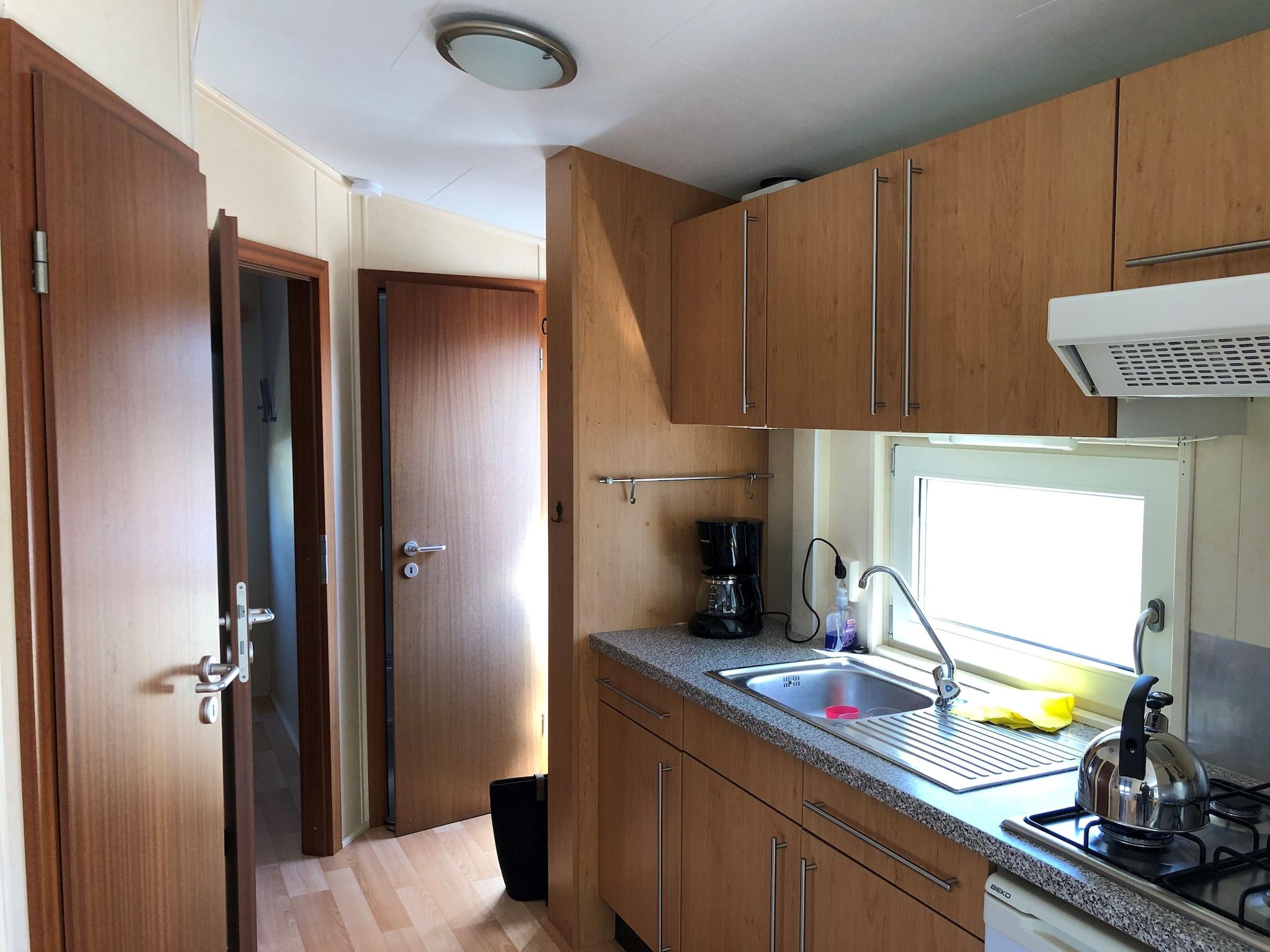 De keuken van Recreatiepark Wiringherlant - Wiringher Chalet 1 in Hippolytushoef