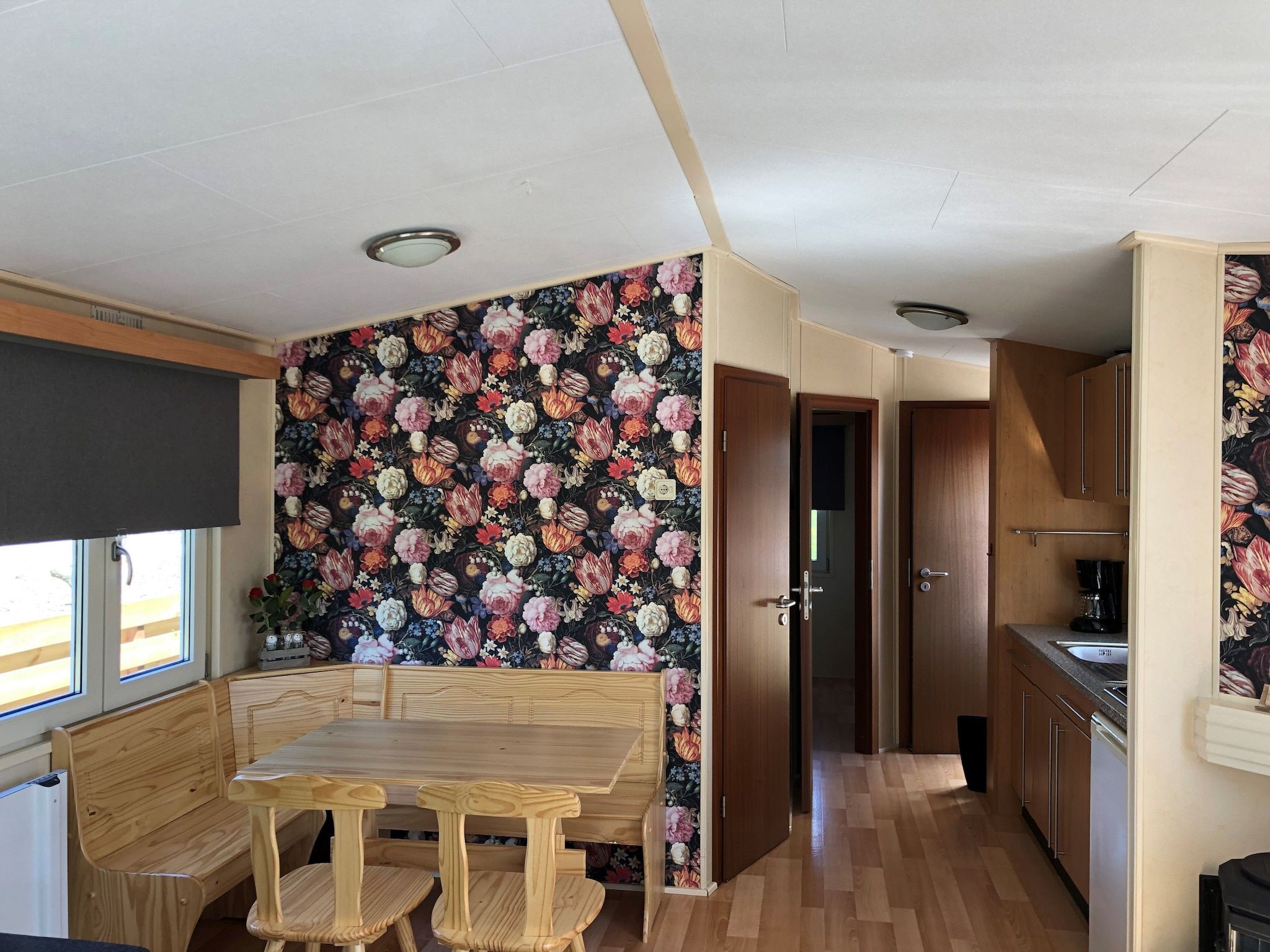 De woonkamer van Recreatiepark Wiringherlant - Wiringher Chalet 1 in Hippolytushoef