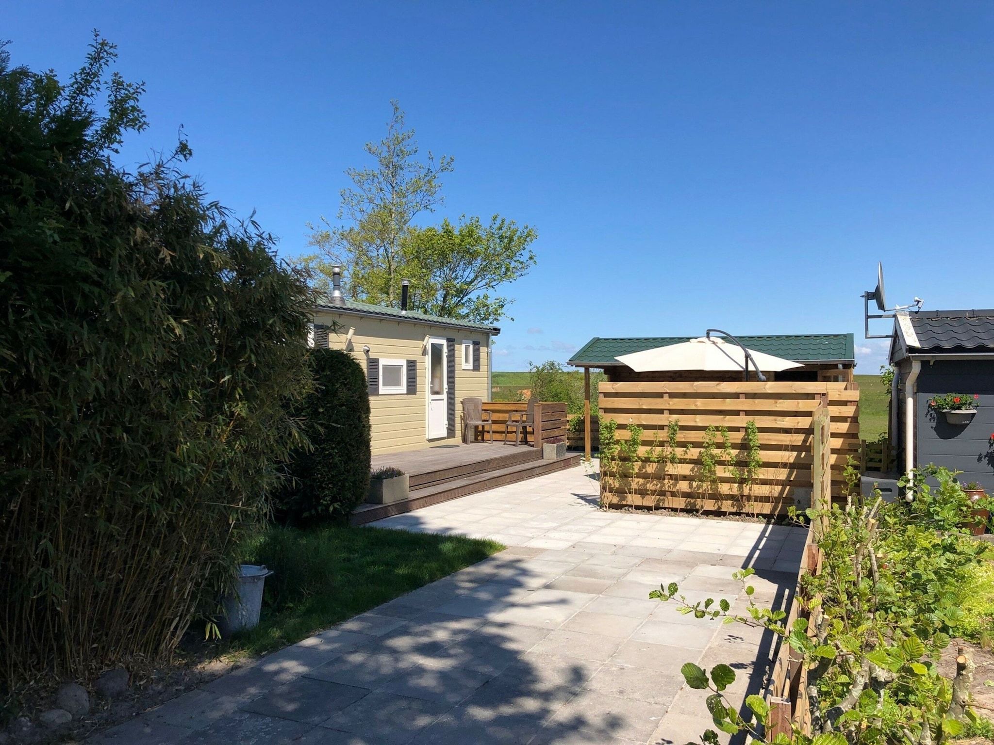 De tuin van Recreatiepark Wiringherlant - Wiringher Chalet 1 in Hippolytushoef