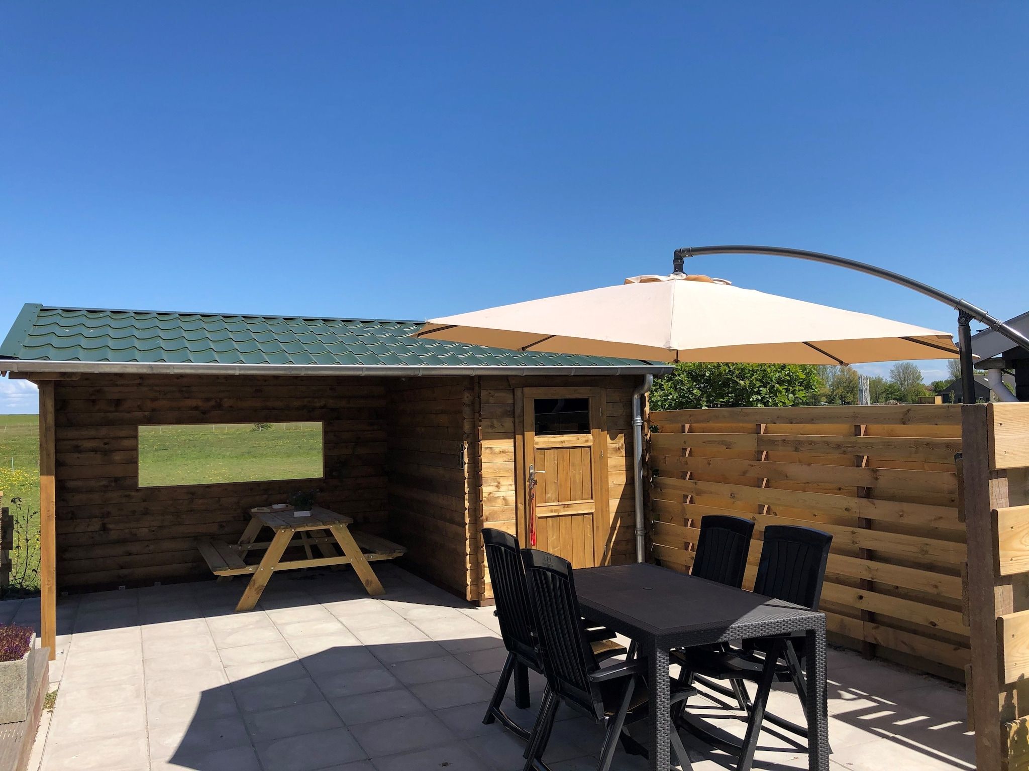 Het terras van Recreatiepark Wiringherlant - Wiringher Chalet 1 in Hippolytushoef