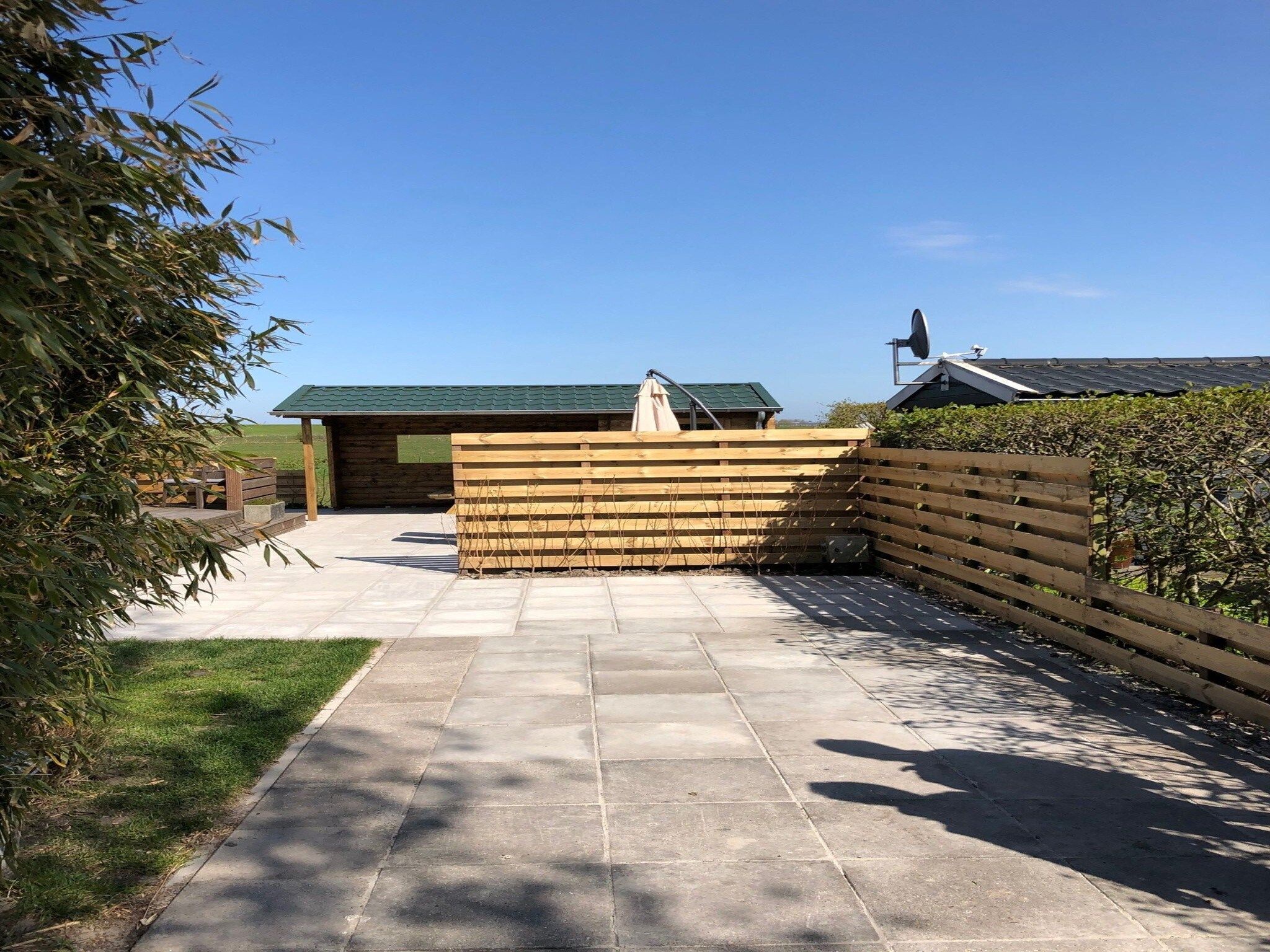 De tuin van Recreatiepark Wiringherlant - Wiringher Chalet 1 in Hippolytushoef