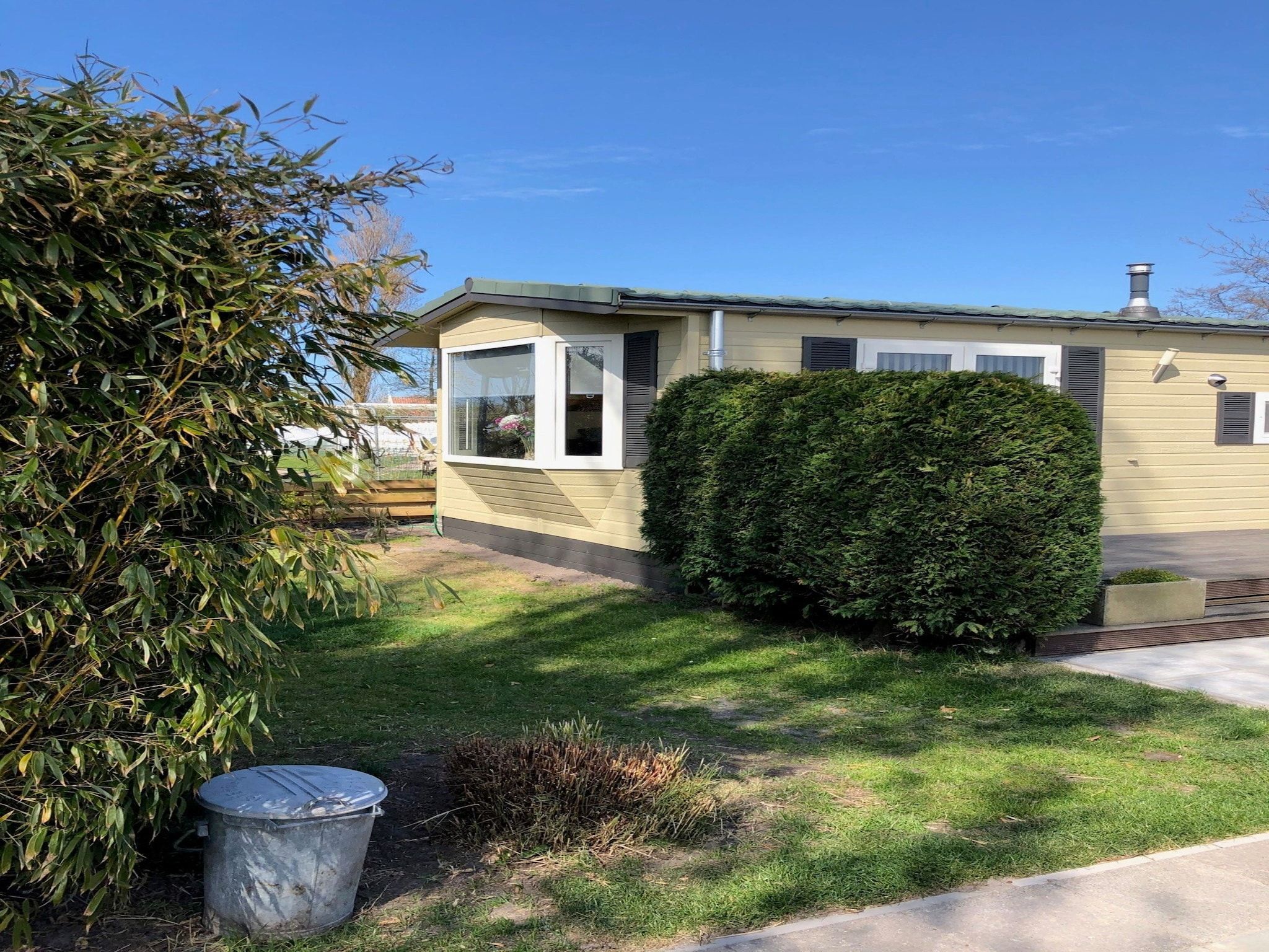 De tuin van Recreatiepark Wiringherlant - Wiringher Chalet 1 in Hippolytushoef