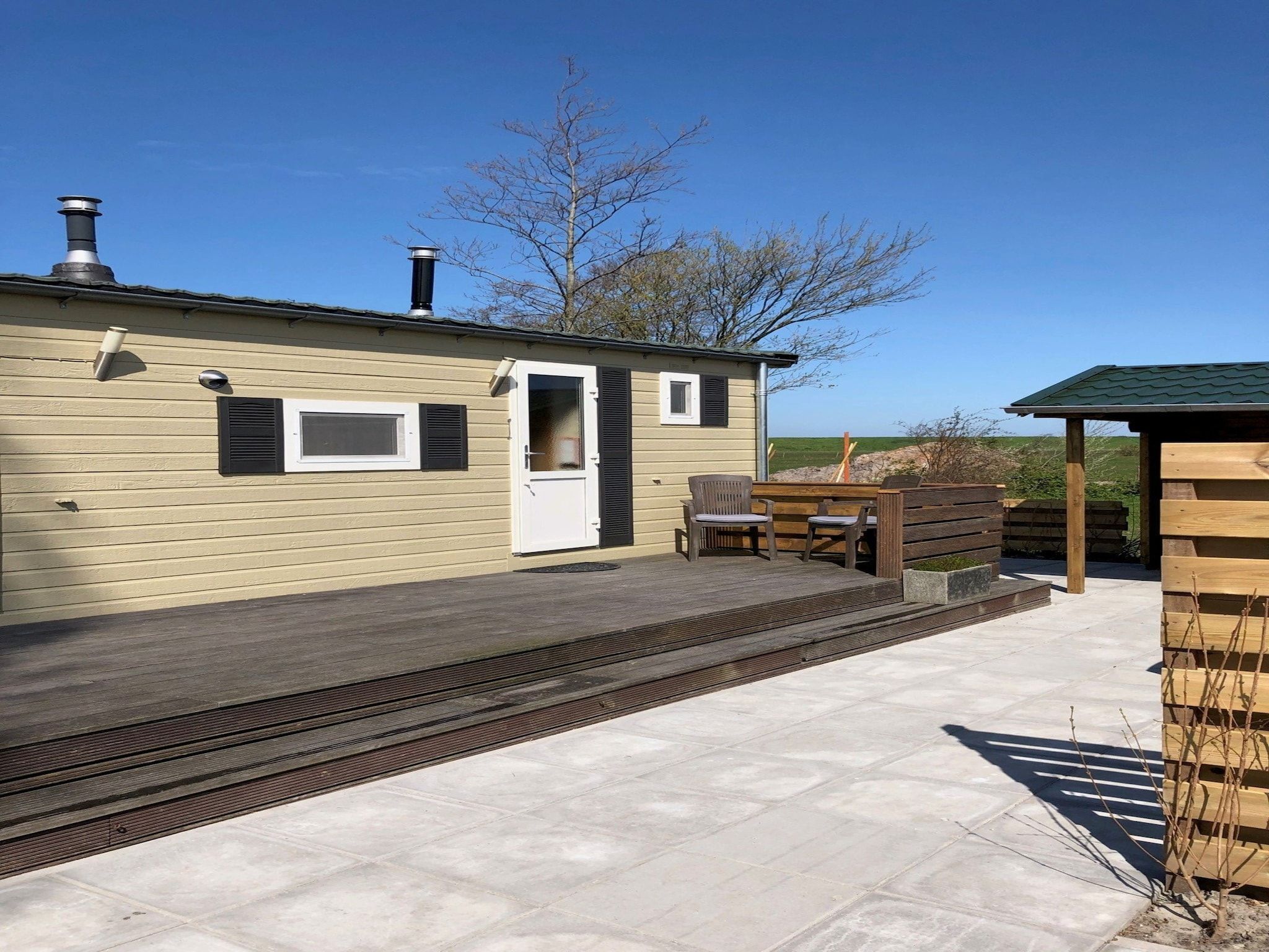 De buitenkant van Recreatiepark Wiringherlant - Wiringher Chalet 1 in Hippolytushoef