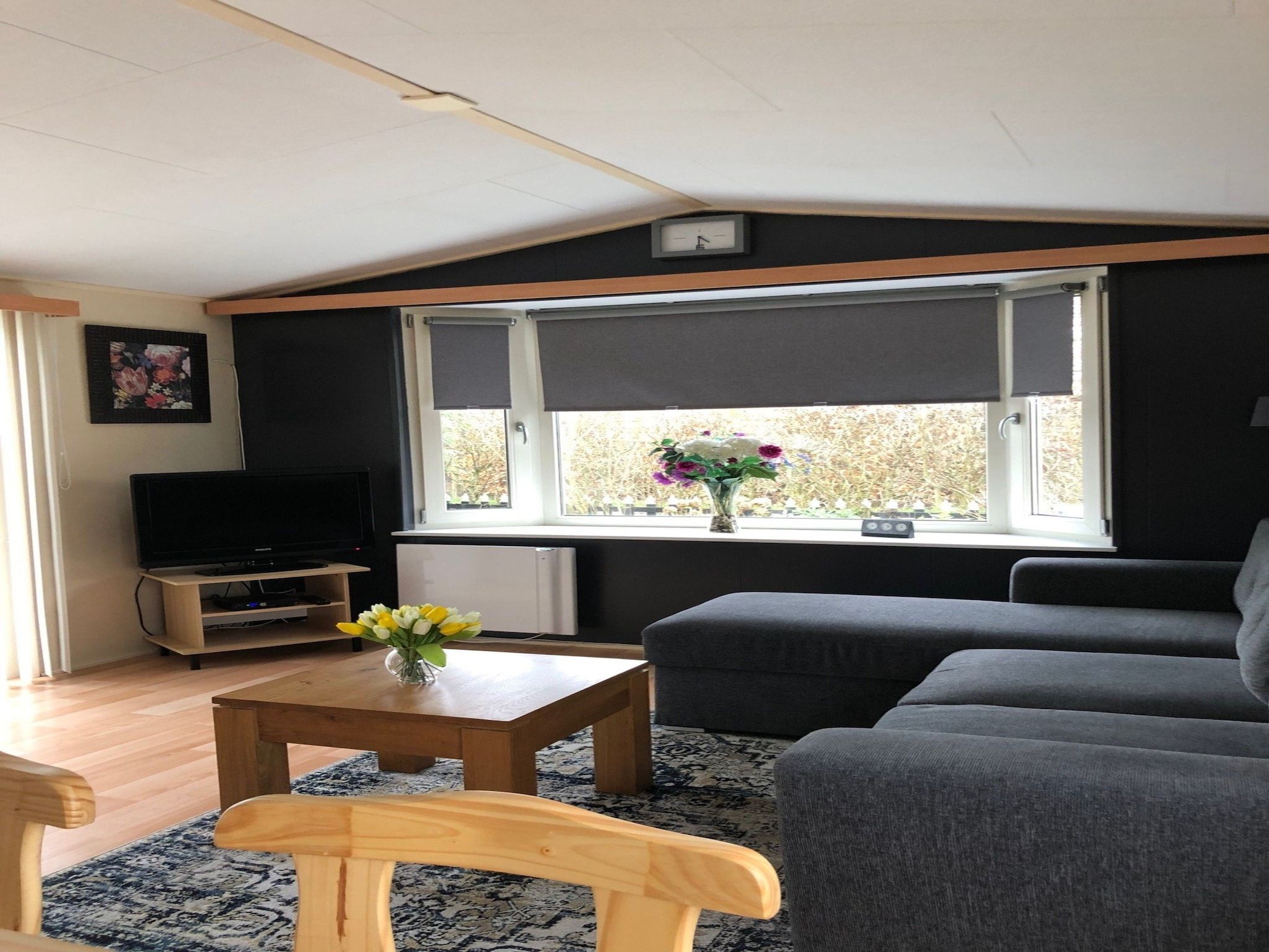 De woonkamer van Recreatiepark Wiringherlant - Wiringher Chalet 1 in Hippolytushoef