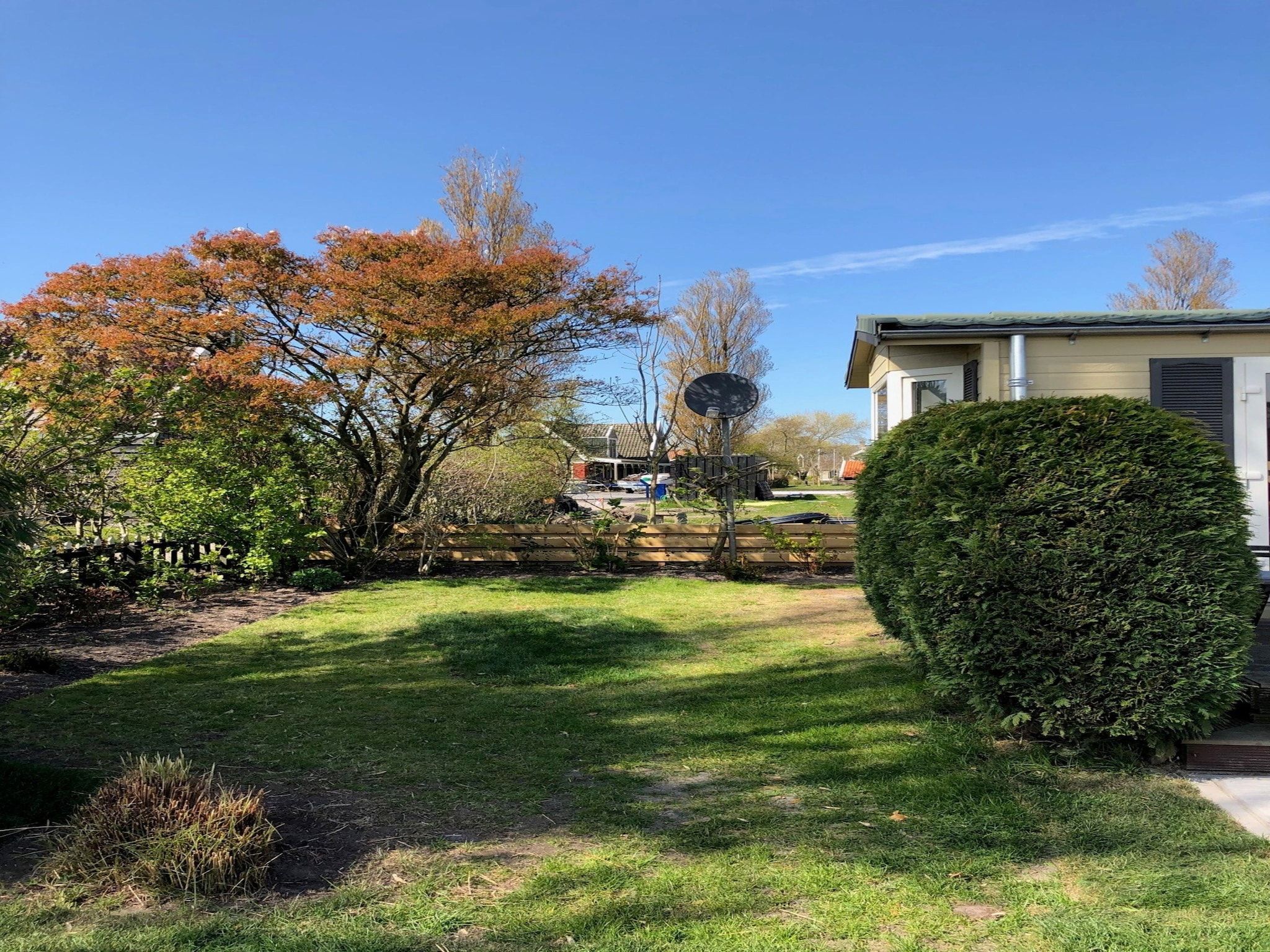 De tuin van Recreatiepark Wiringherlant - Wiringher Chalet 1 in Hippolytushoef