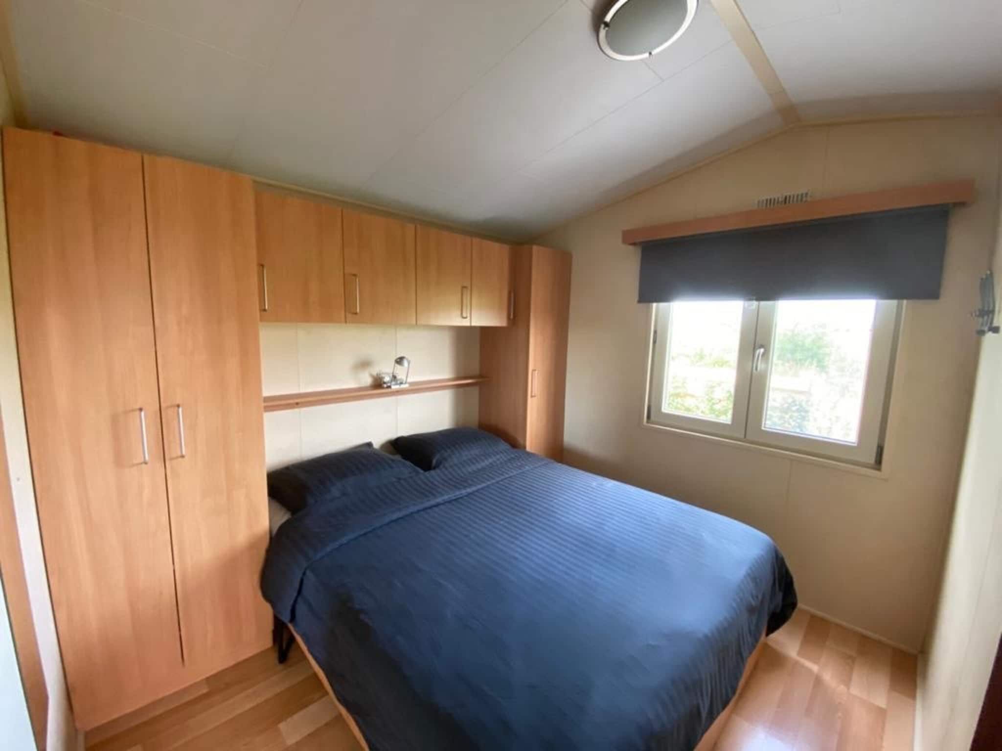 Een slaapkamer van Recreatiepark Wiringherlant - Wiringher Chalet 1 in Hippolytushoef