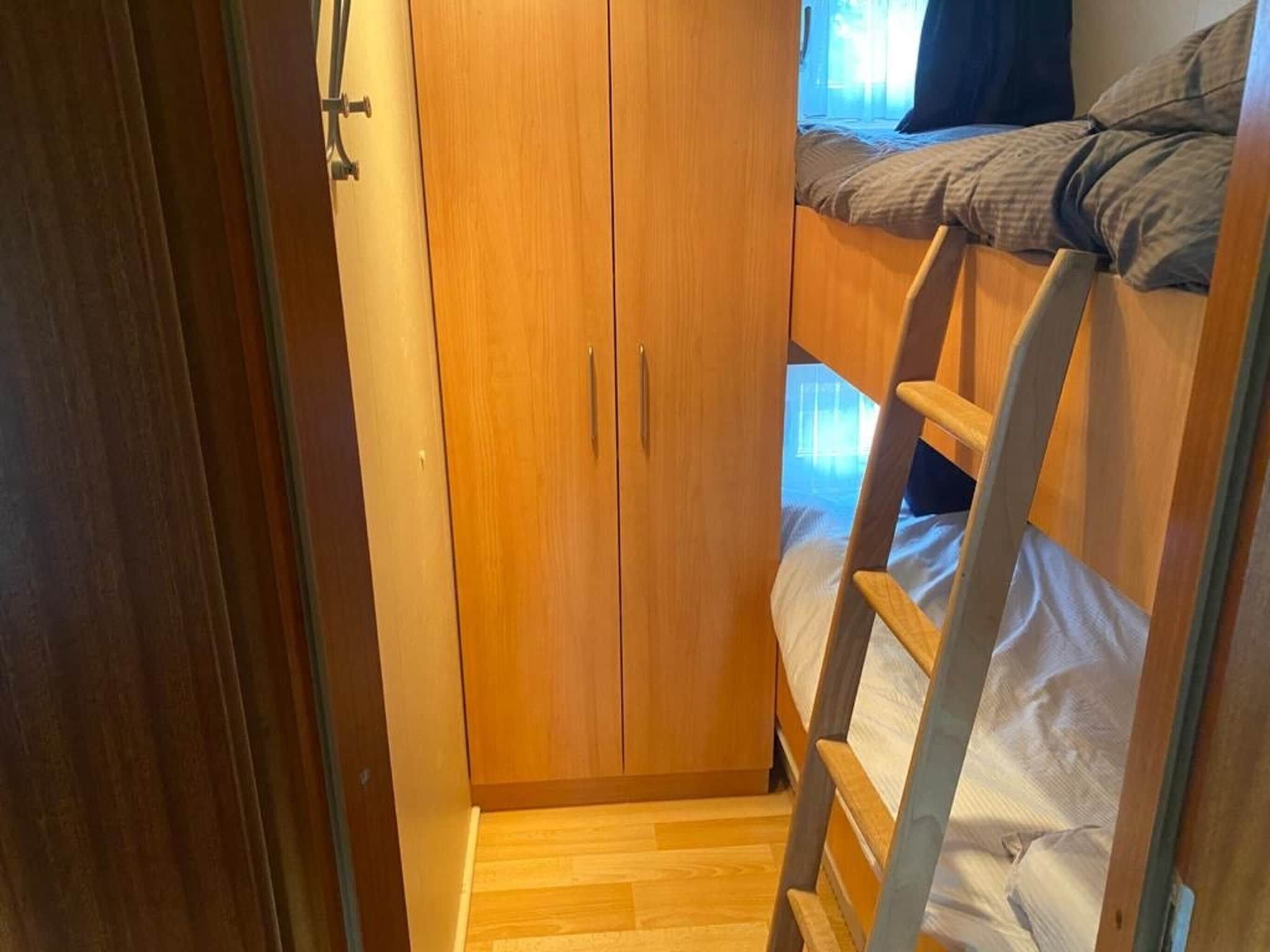 Een slaapkamer van Recreatiepark Wiringherlant - Wiringher Chalet 1 in Hippolytushoef