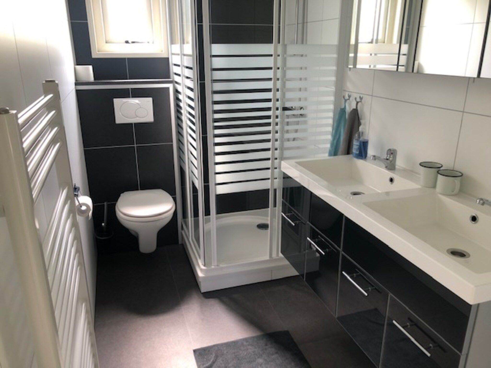 De badkamer van Recreatiepark Wiringherlant - Wiringher Chalet 94 in Hippolytushoef