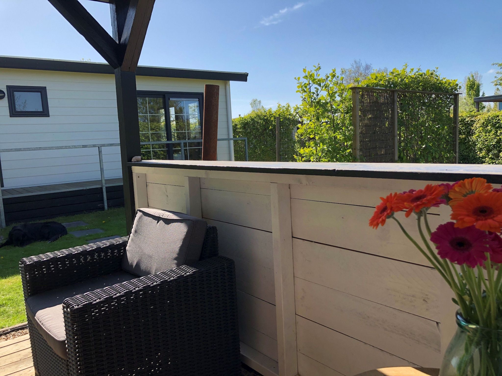 Het terras van Recreatiepark Wiringherlant - Wiringher Chalet 94 in Hippolytushoef