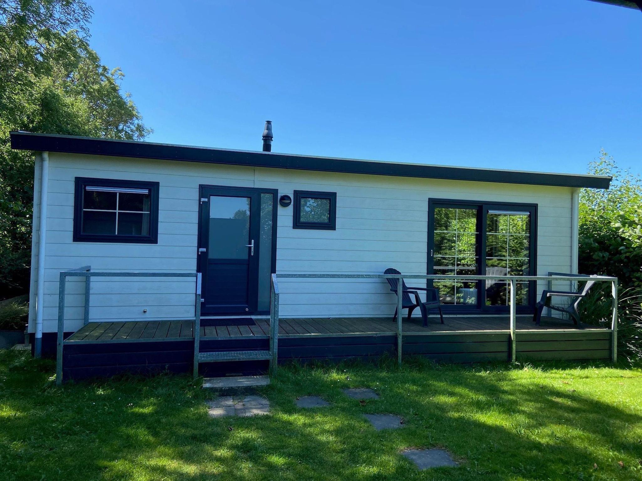 De buitenkant van Recreatiepark Wiringherlant - Wiringher Chalet 94 in Hippolytushoef