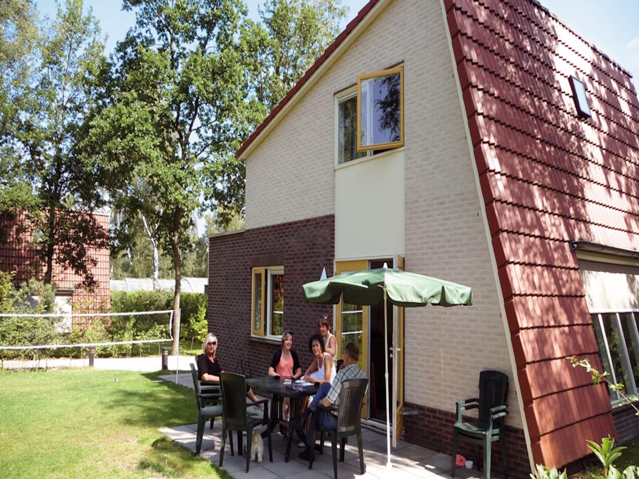 Het terras van Bungalowpark Hoenderloo 6 in Hoenderloo