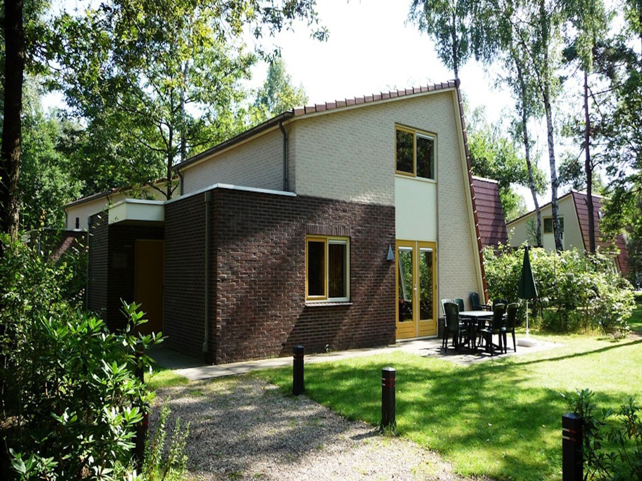 De buitenkant van Bungalowpark Hoenderloo 6 in Hoenderloo