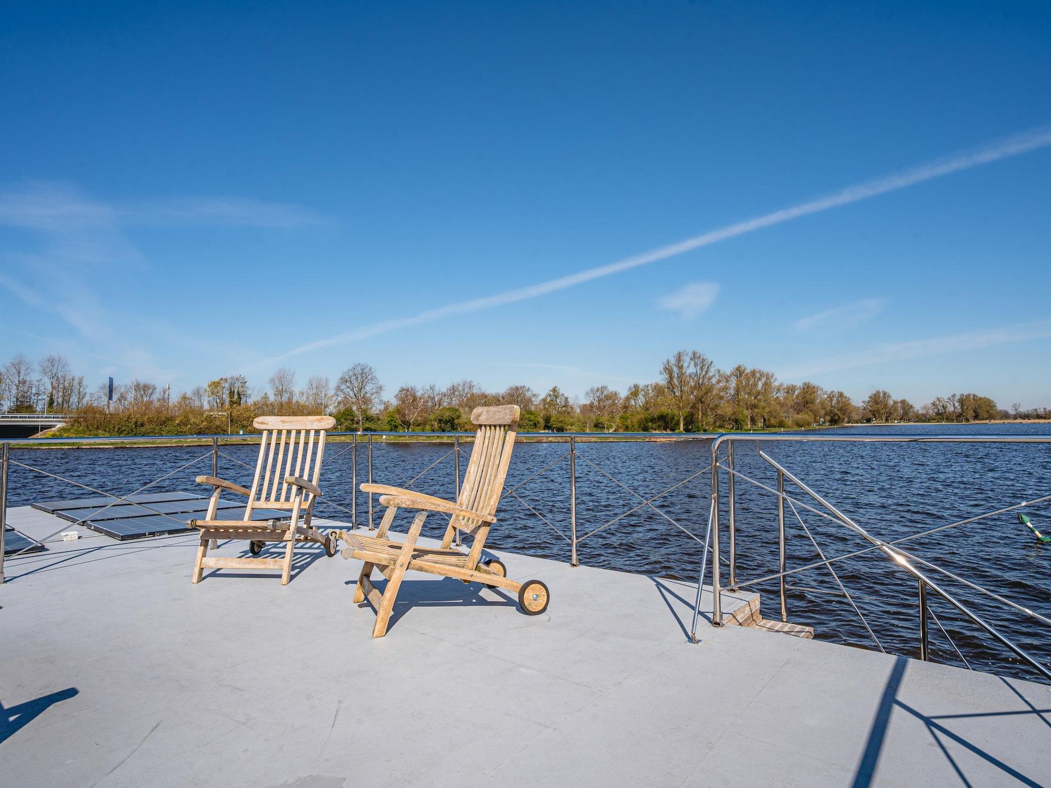 Het terras van Waterpark de Meerparel 10 in Uitgeest
