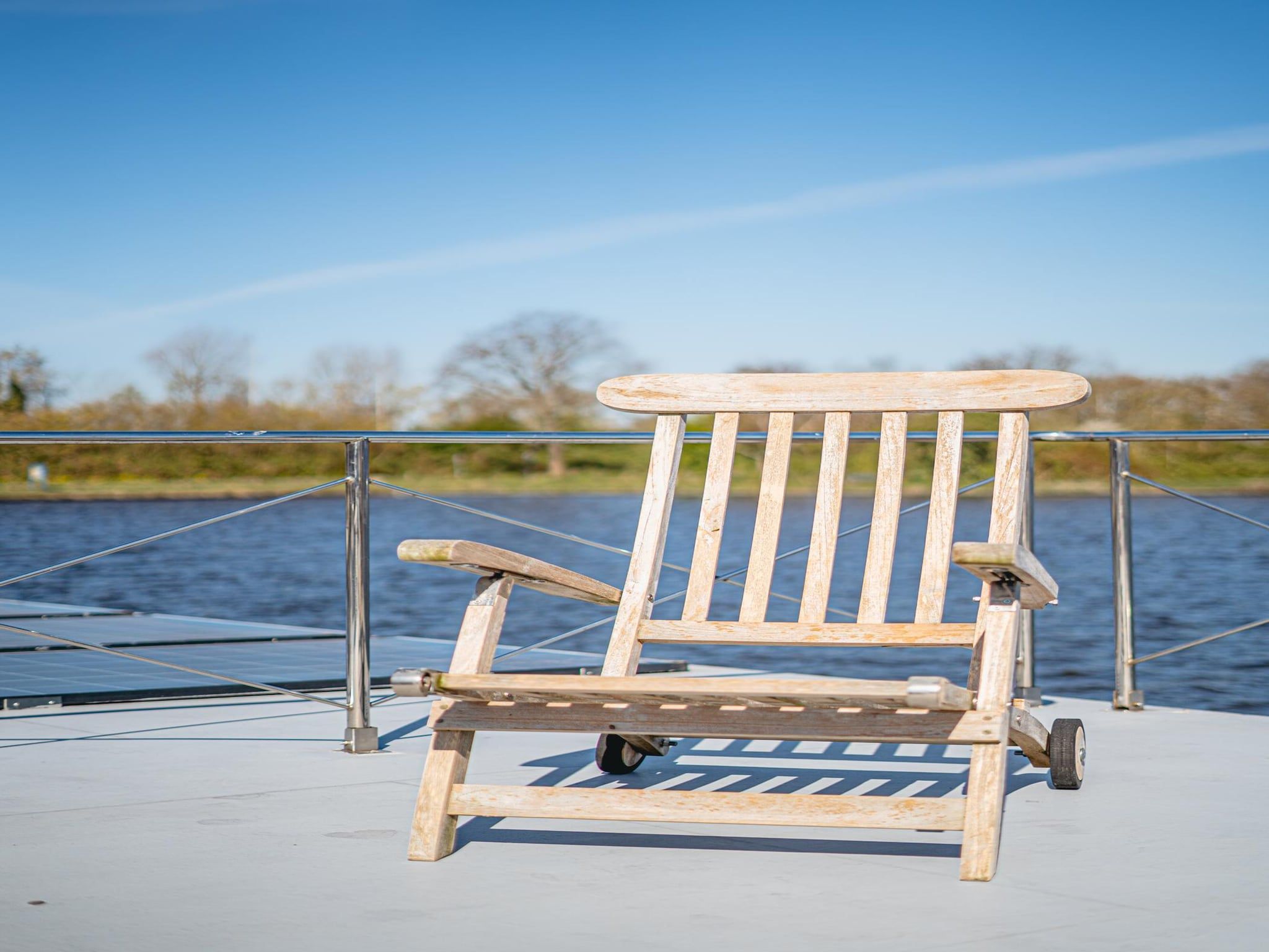Het terras van Waterpark de Meerparel 10 in Uitgeest
