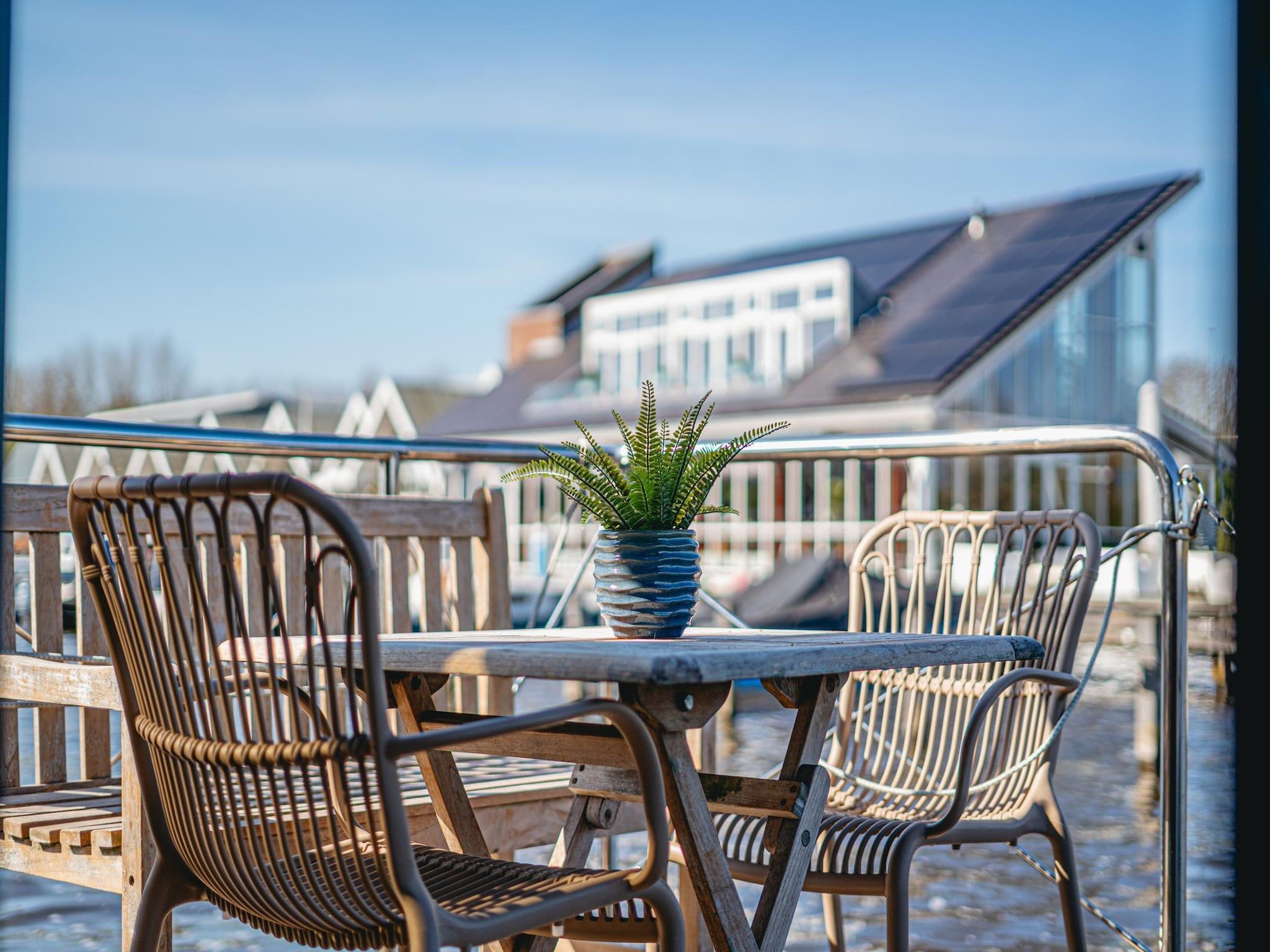 Het terras van Waterpark de Meerparel 10 in Uitgeest