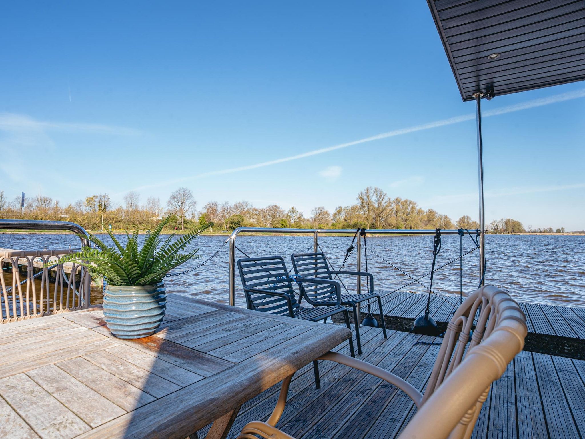 Het terras van Waterpark de Meerparel 10 in Uitgeest