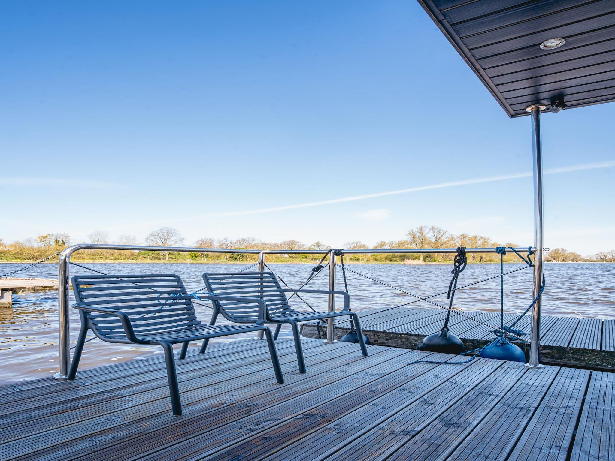 Het terras van Waterpark de Meerparel 10 in Uitgeest