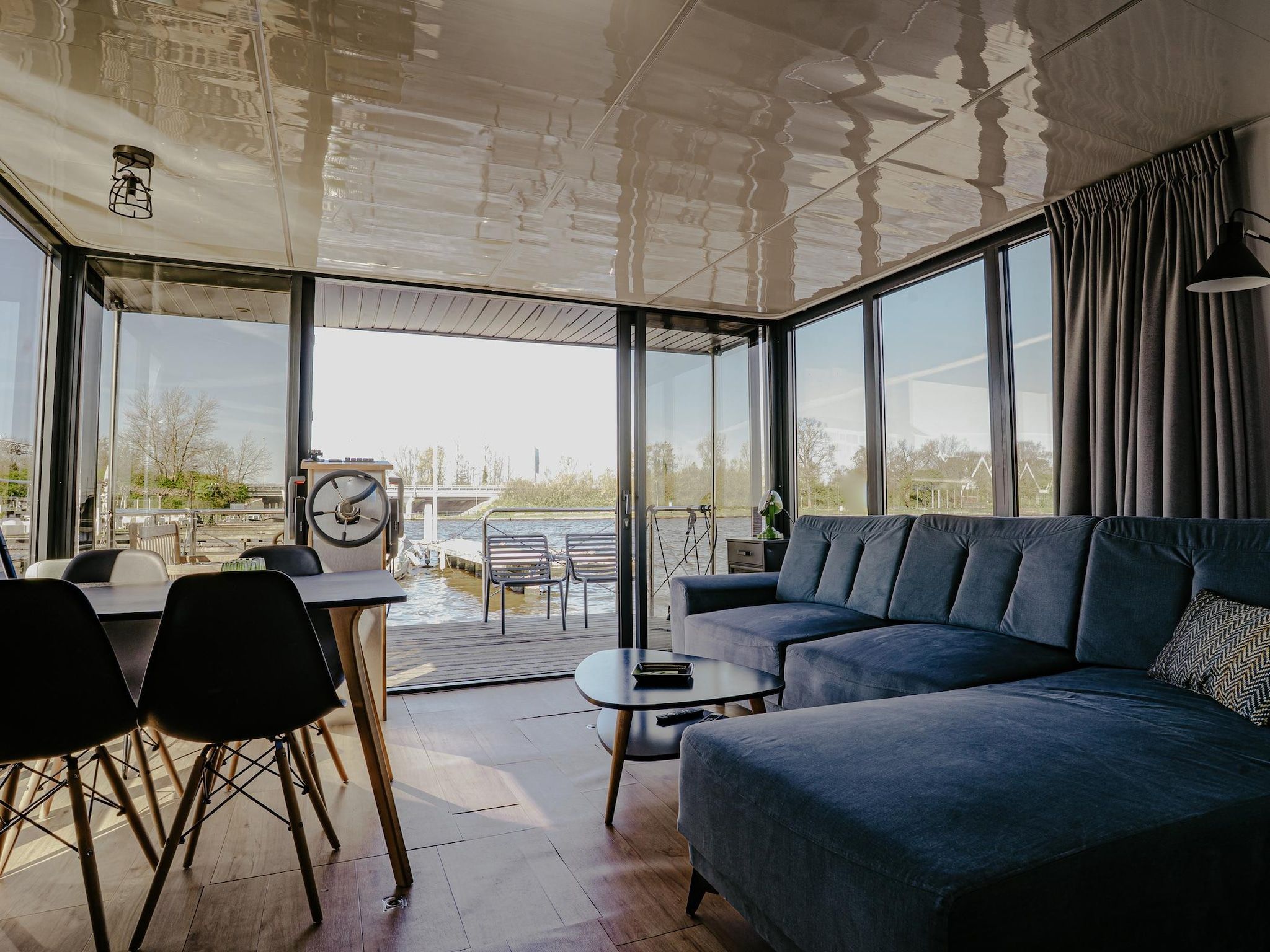 De woonkamer van Waterpark de Meerparel 10 in Uitgeest