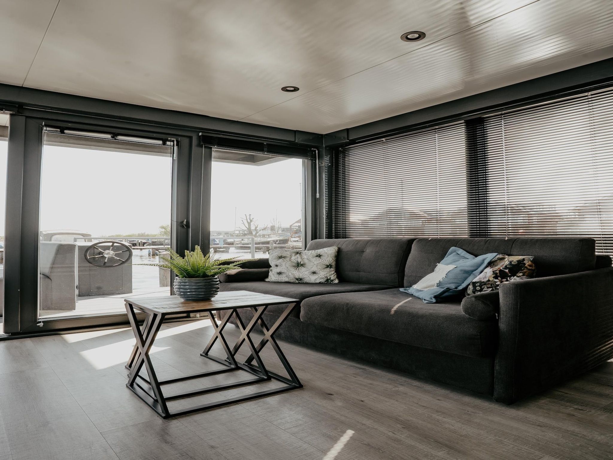 De woonkamer van Waterpark de Meerparel 11 in Uitgeest