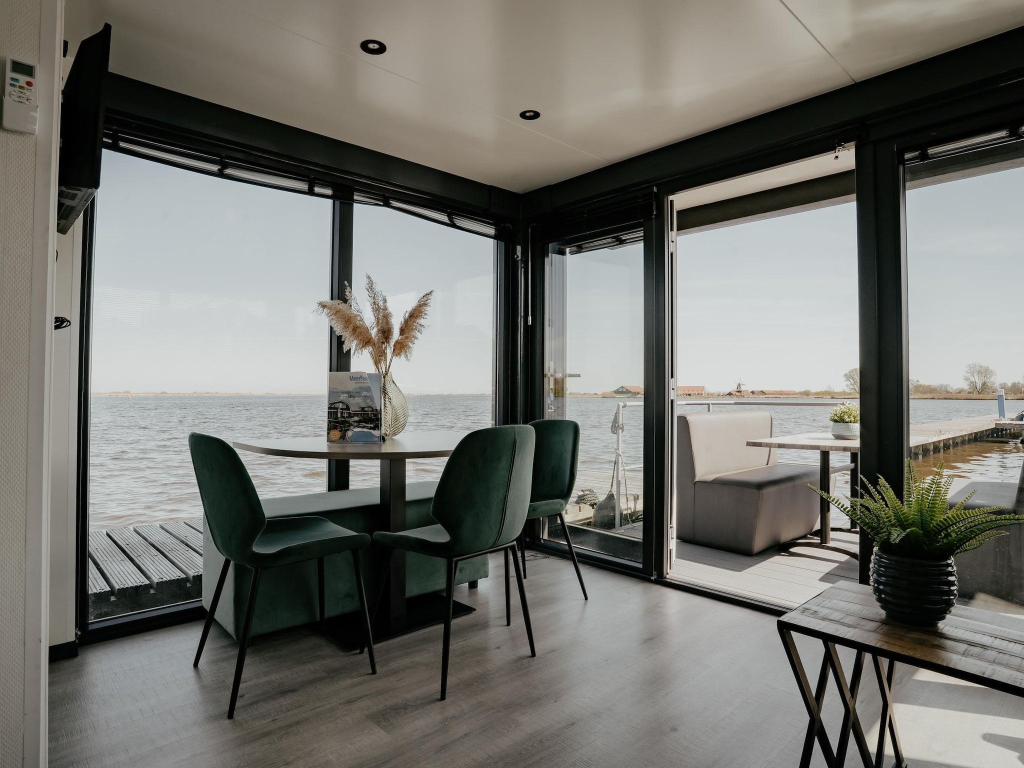 De eetkamer van Waterpark de Meerparel 11 in Uitgeest