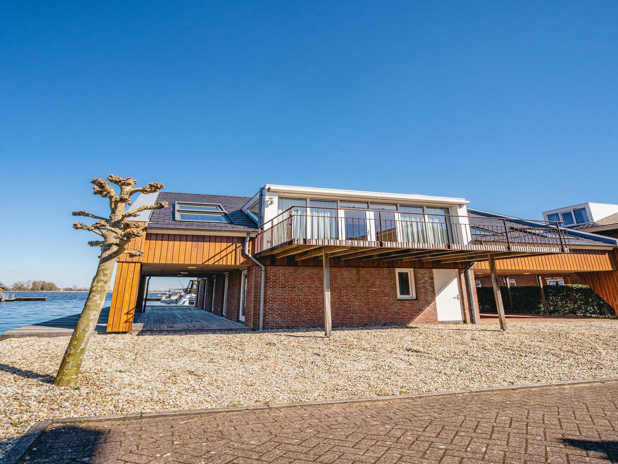 De buitenkant van Waterpark de Meerparel 12 in Uitgeest