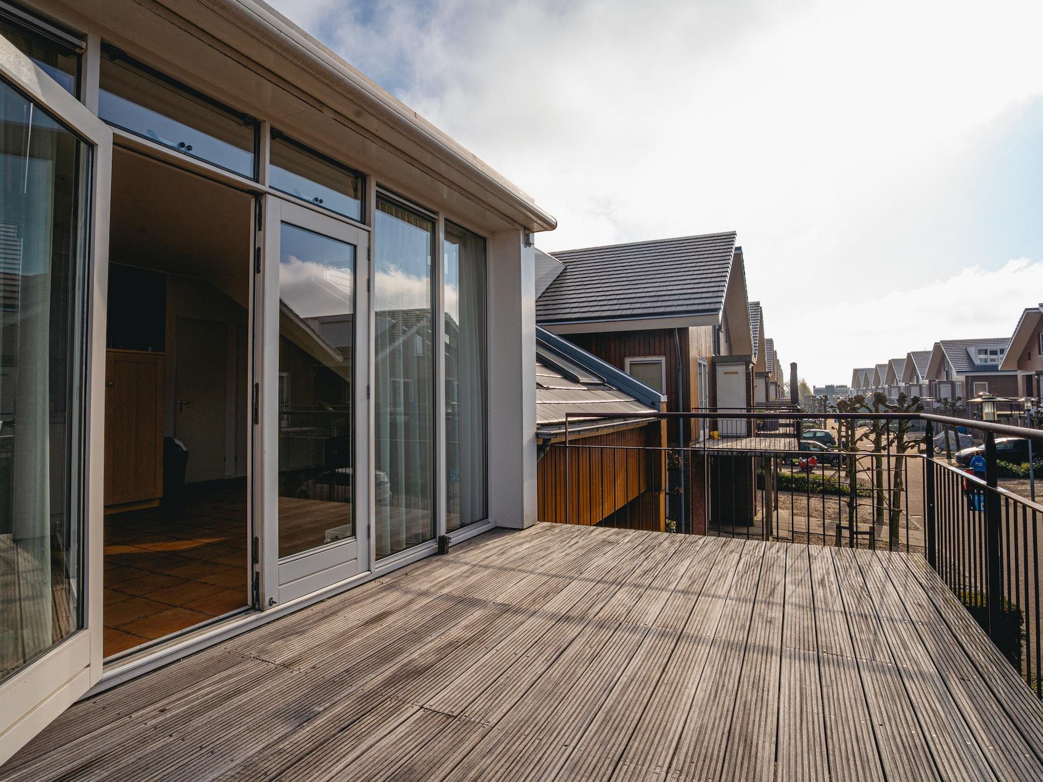 Het terras van Waterpark de Meerparel 12 in Uitgeest