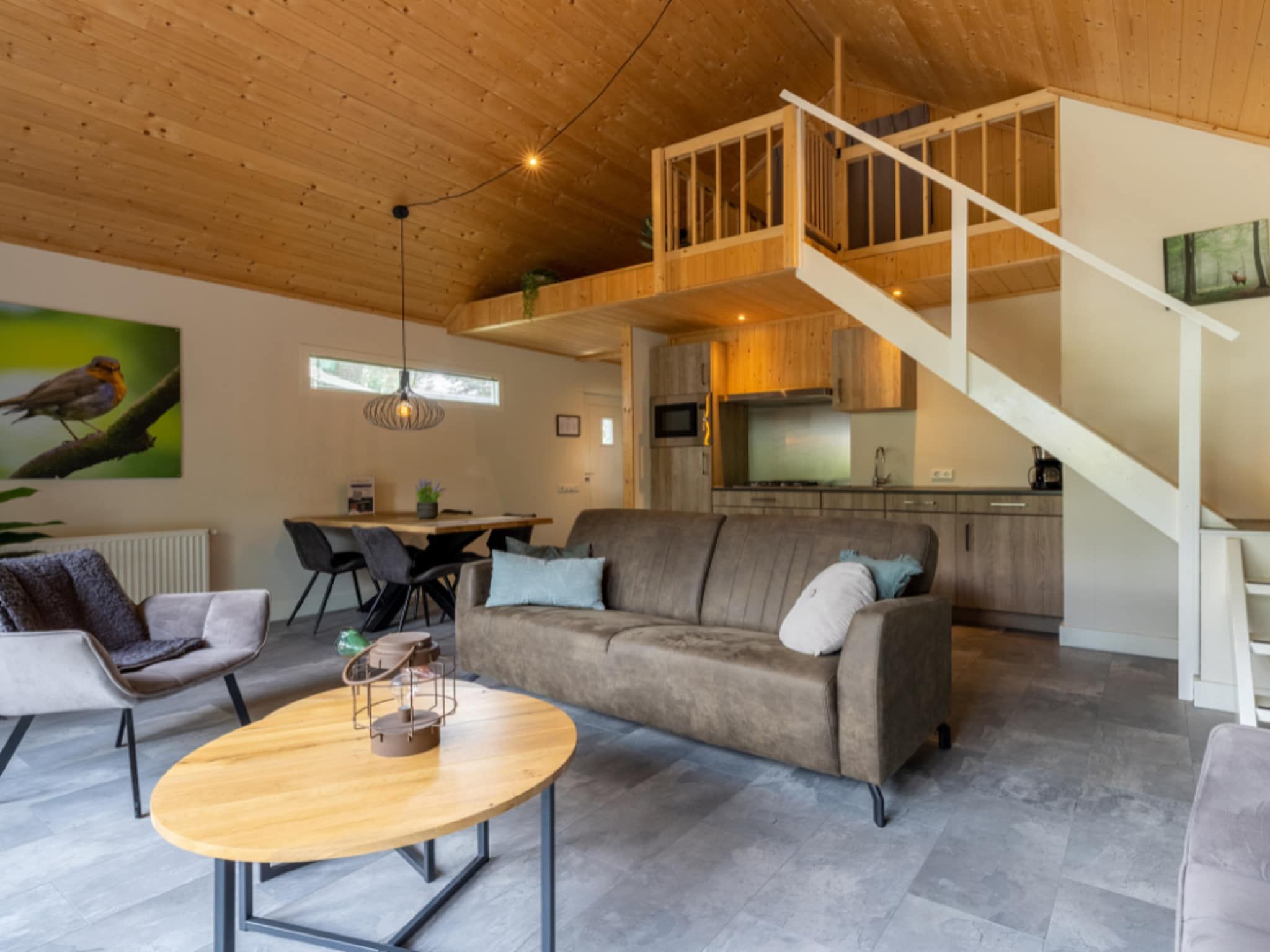 De woonkamer van Vakantiepark De Rimboe & De Woeste Hoogte 18 in Hoenderloo