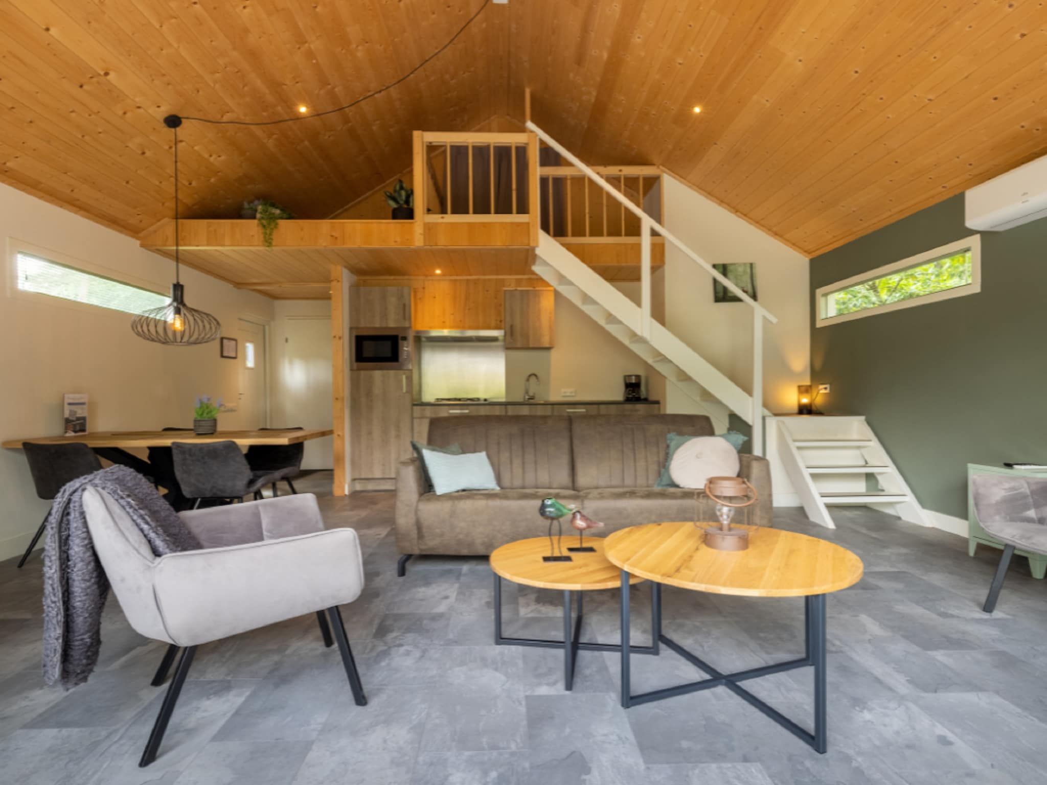 De woonkamer van Vakantiepark De Rimboe & De Woeste Hoogte 18 in Hoenderloo