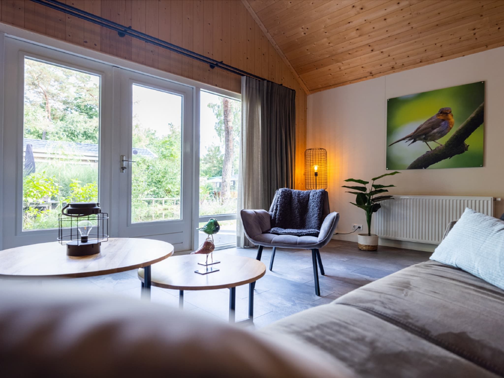 De woonkamer van Vakantiepark De Rimboe & De Woeste Hoogte 18 in Hoenderloo