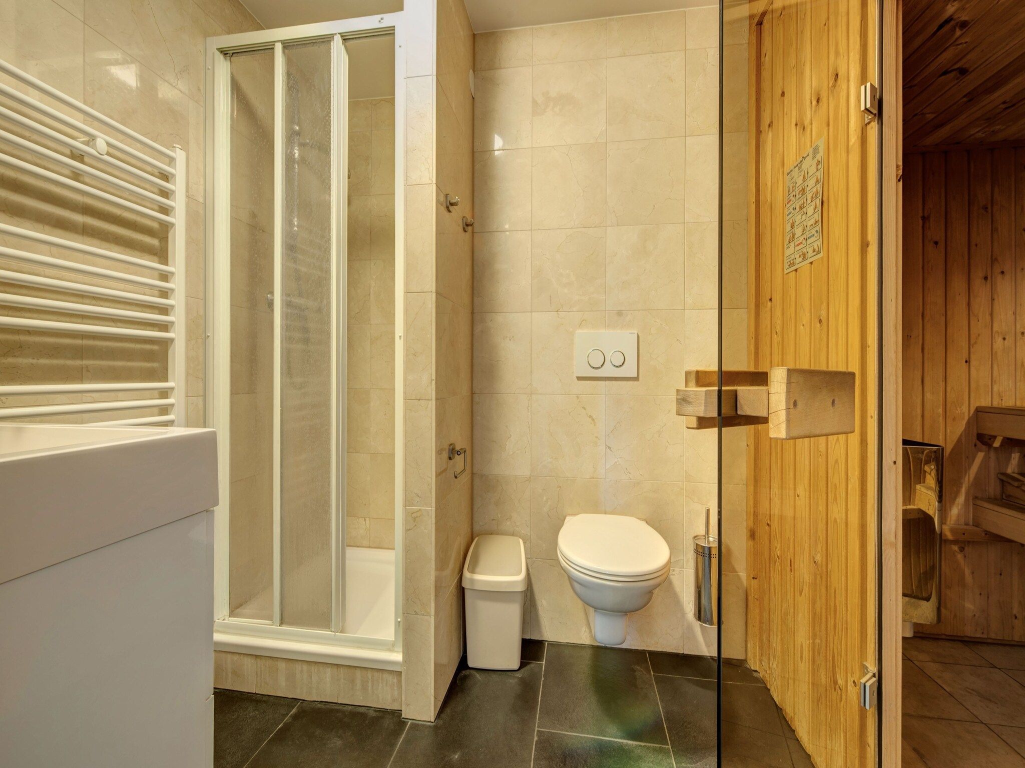 De badkamer van Buitenhof Domburg  15 in Domburg